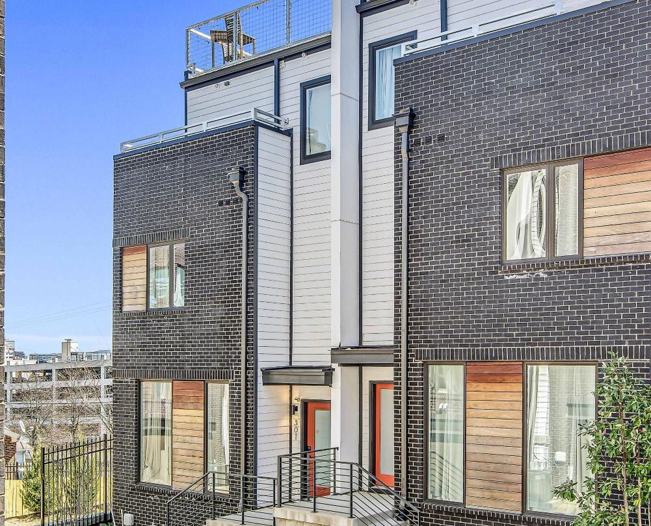 Spectacular Double Rooftop 7 Mins To Broadway Holiday home *