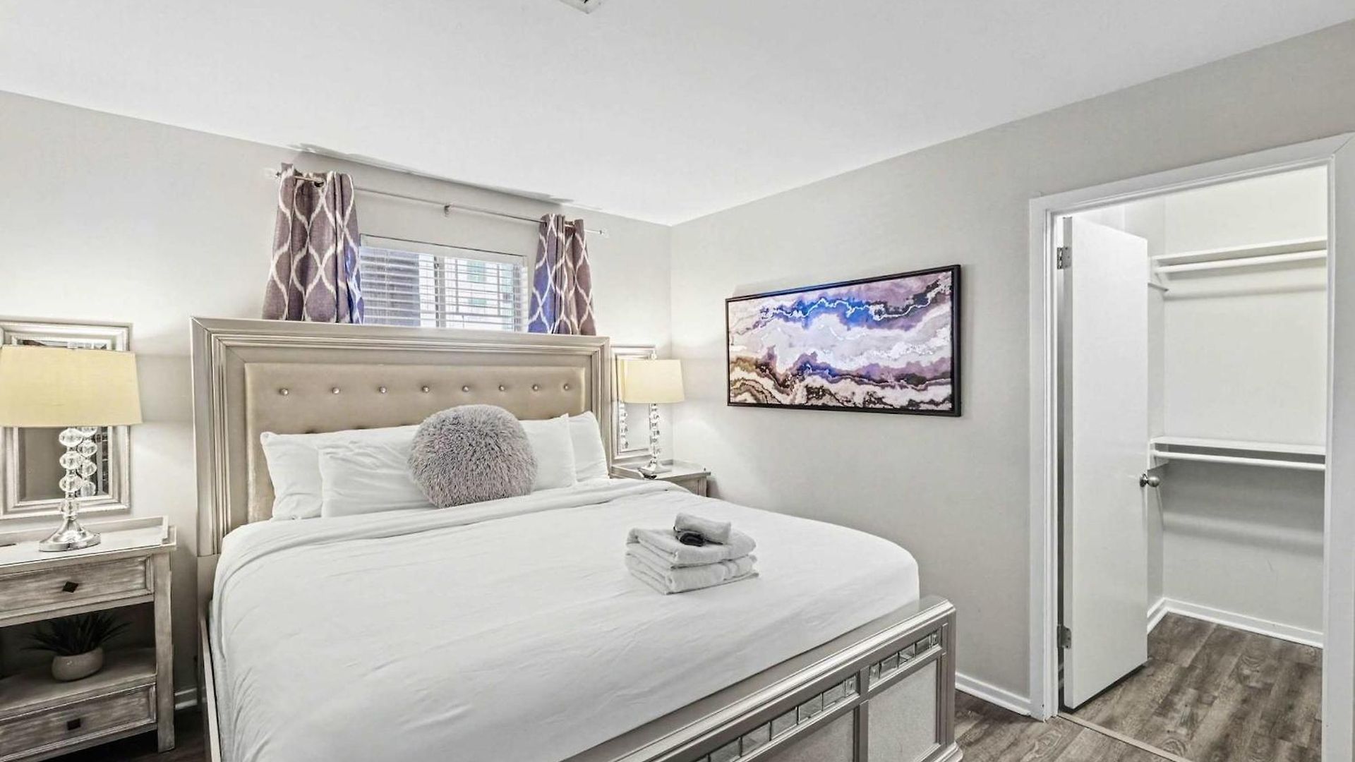 Riverfront Charm - A Scenic Downtown For 6 Holiday home *