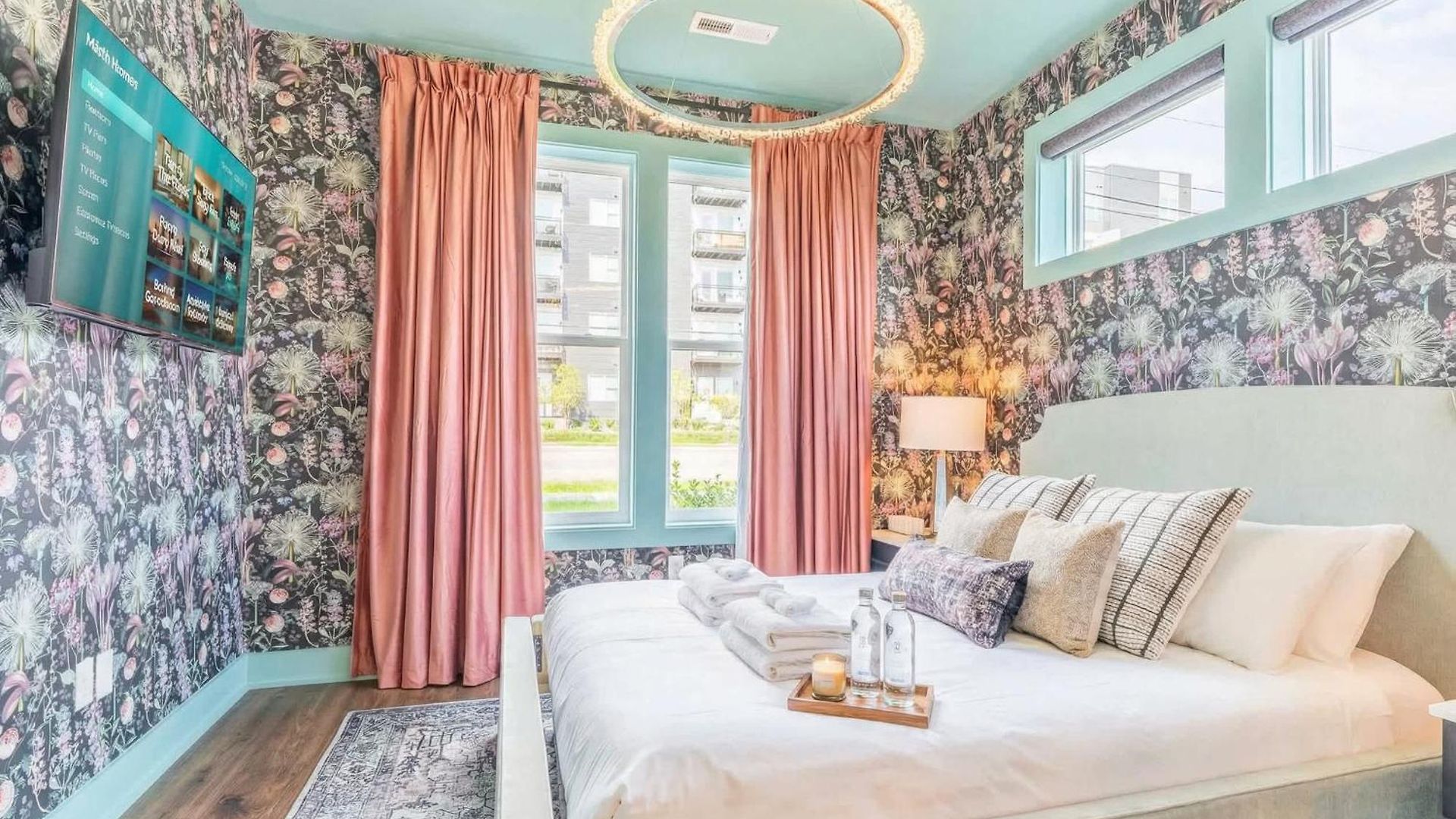 Holiday home Luxe 4br Retreat With Rooftop Fire Pit & Garage