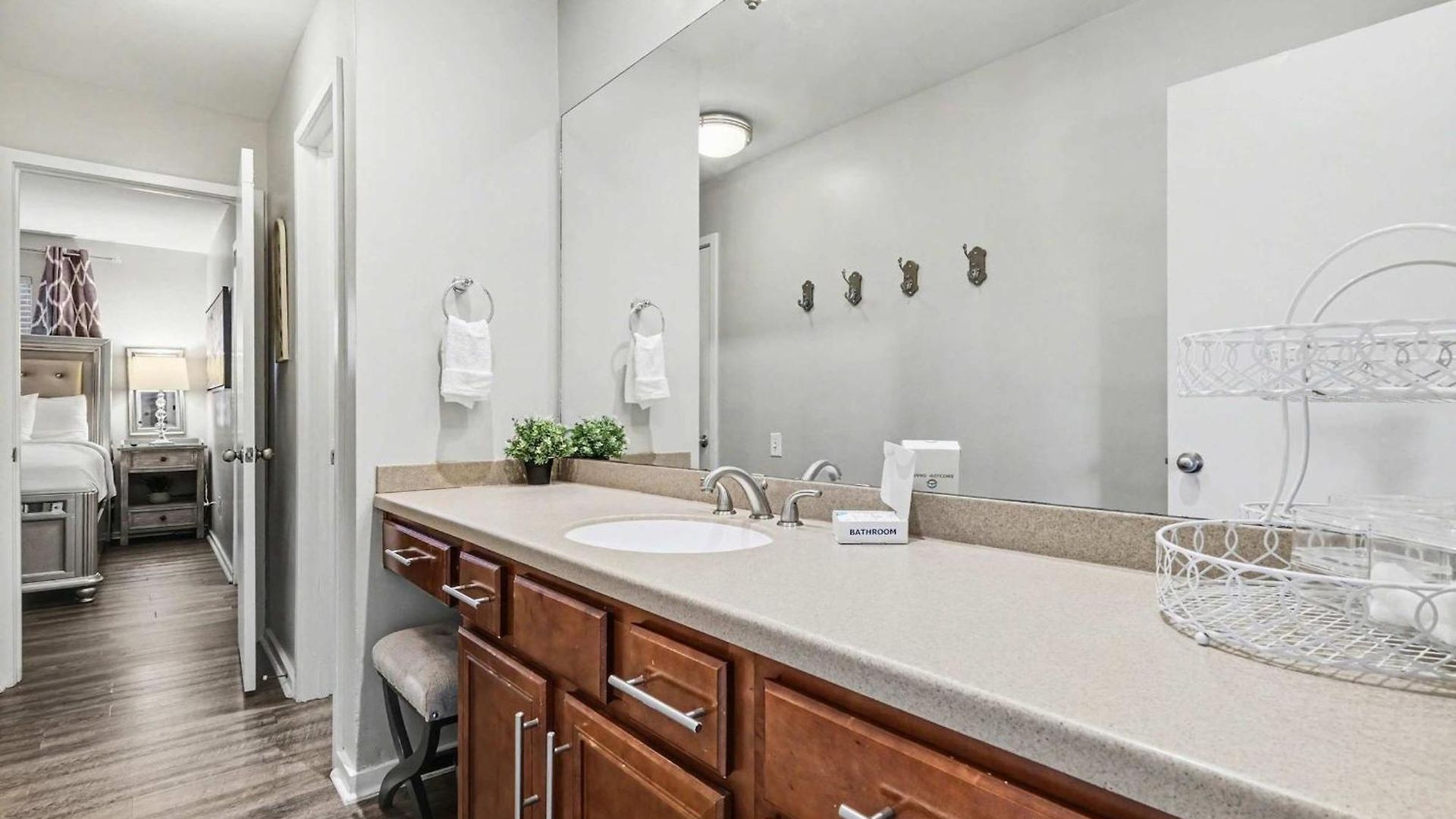 Riverfront Charm - A Scenic Downtown For 6 Holiday home Nashville
