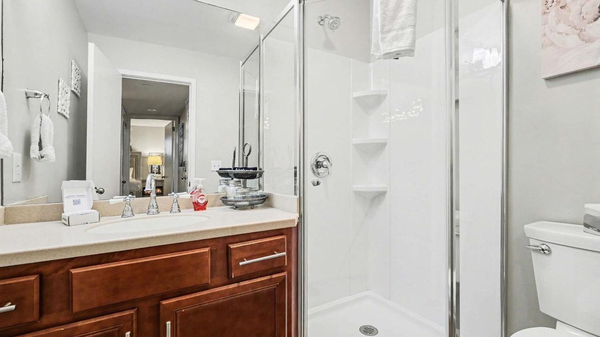 Holiday home Riverfront Charm - A Scenic Downtown For 6