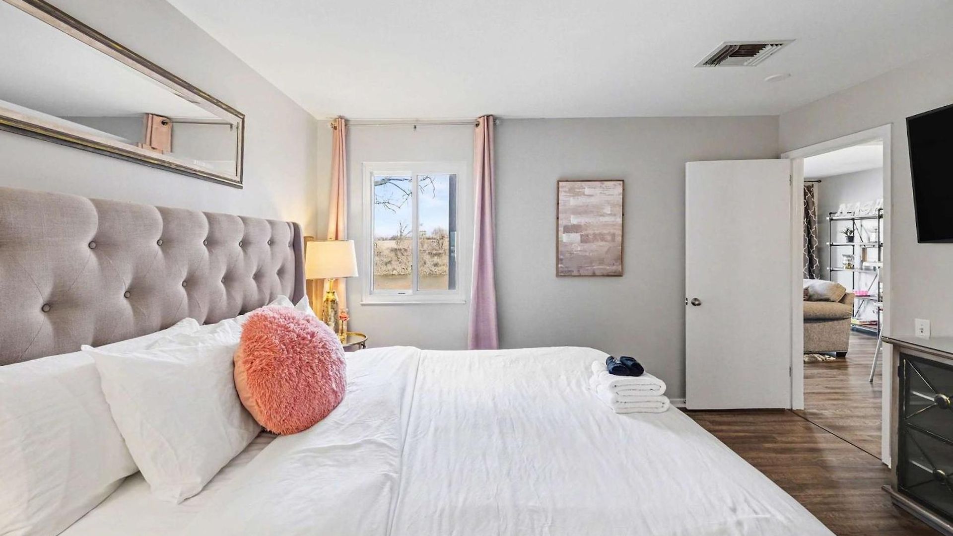Riverfront Charm - A Scenic Downtown For 6 Nashville