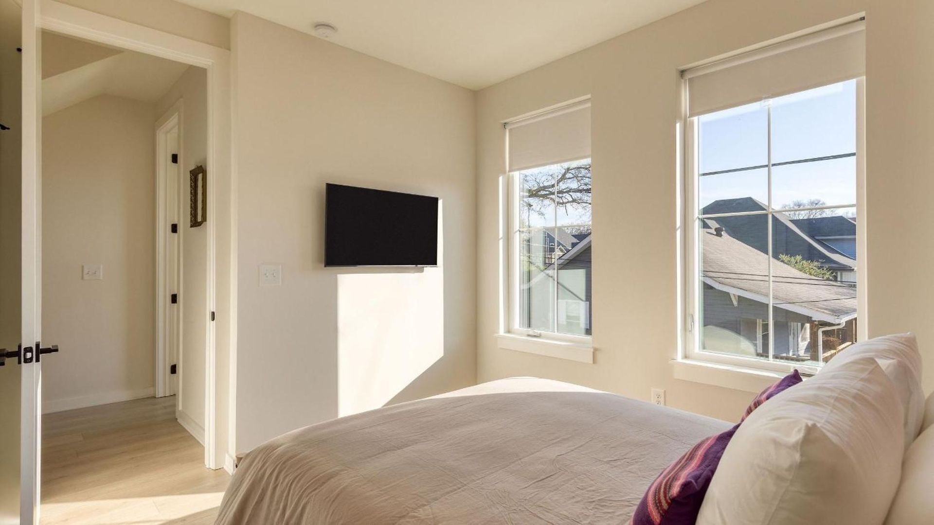 Newly Built 4bdr Townhome W Balcony Minutes To Broadway Lischey By Avantstay *