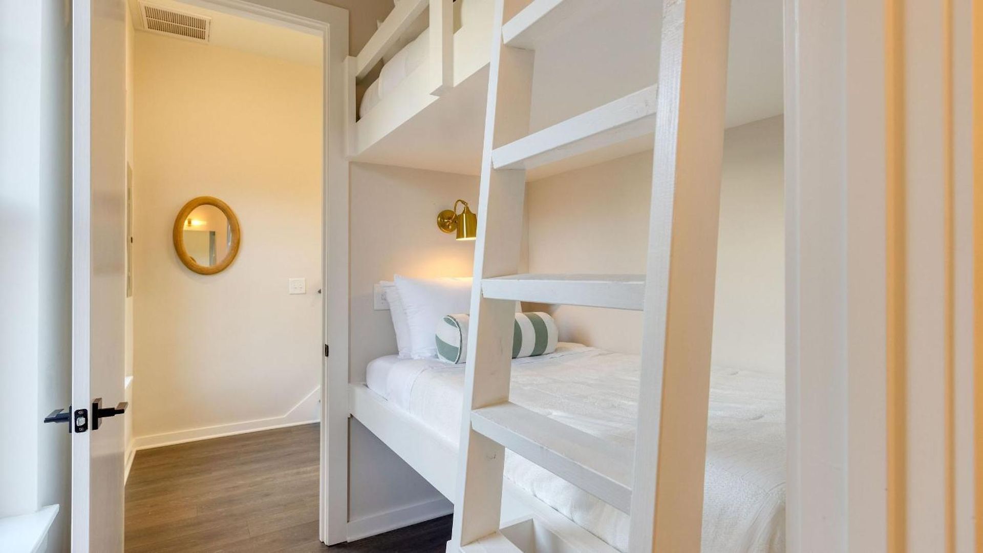Minutes To Broadway Chic Newly Built 4bdr W Balcony 98 Degrees By Avantstay *