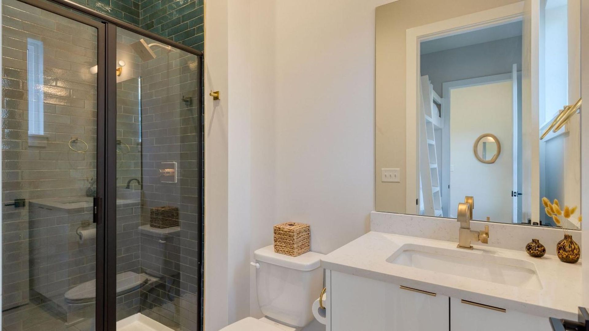 Holiday home Minutes To Broadway Chic Newly Built 4bdr W Balcony 98 Degrees By Avantstay