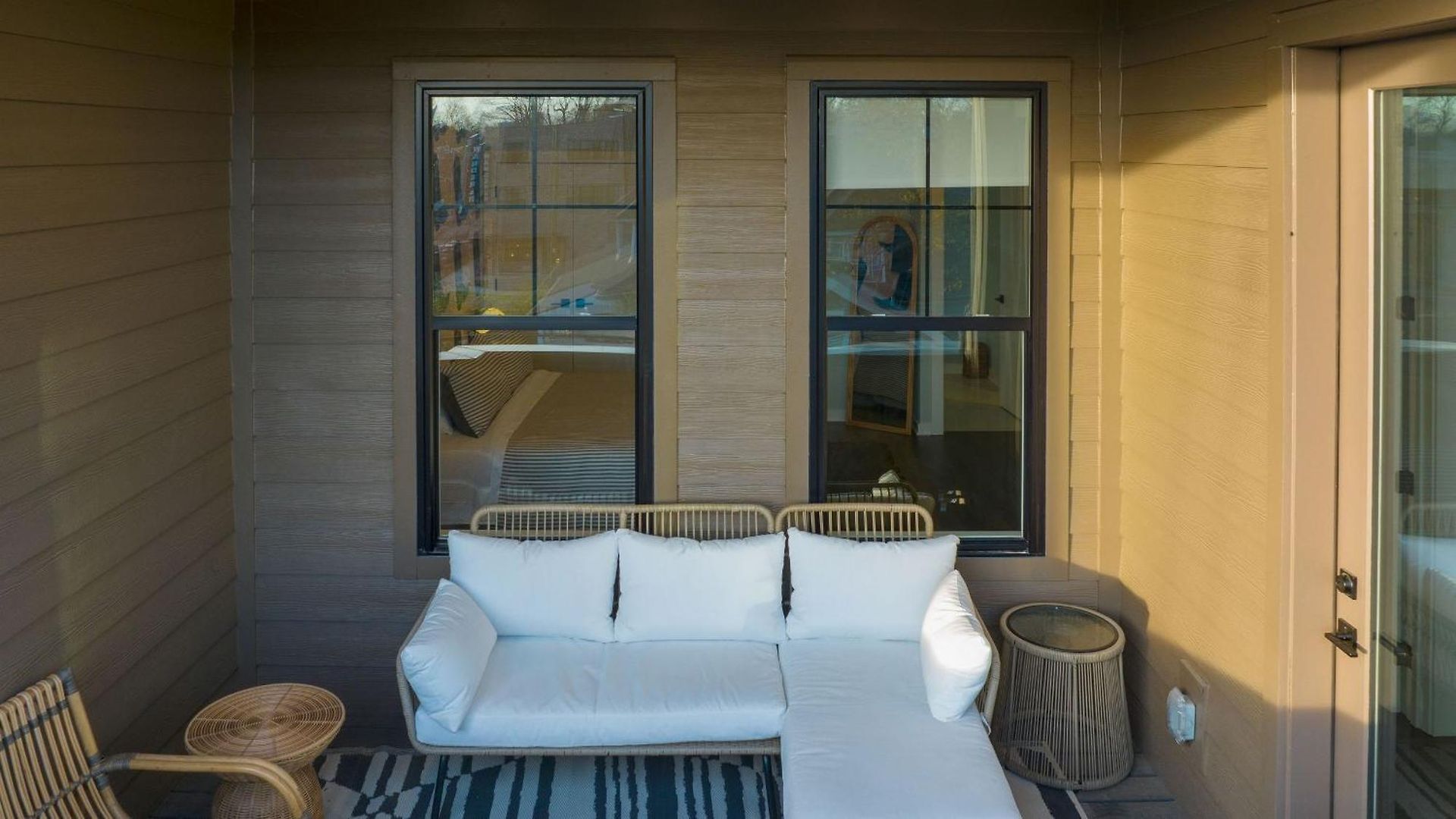 Minutes To Broadway Chic Newly Built 4bdr W Balcony 98 Degrees By Avantstay Holiday home
