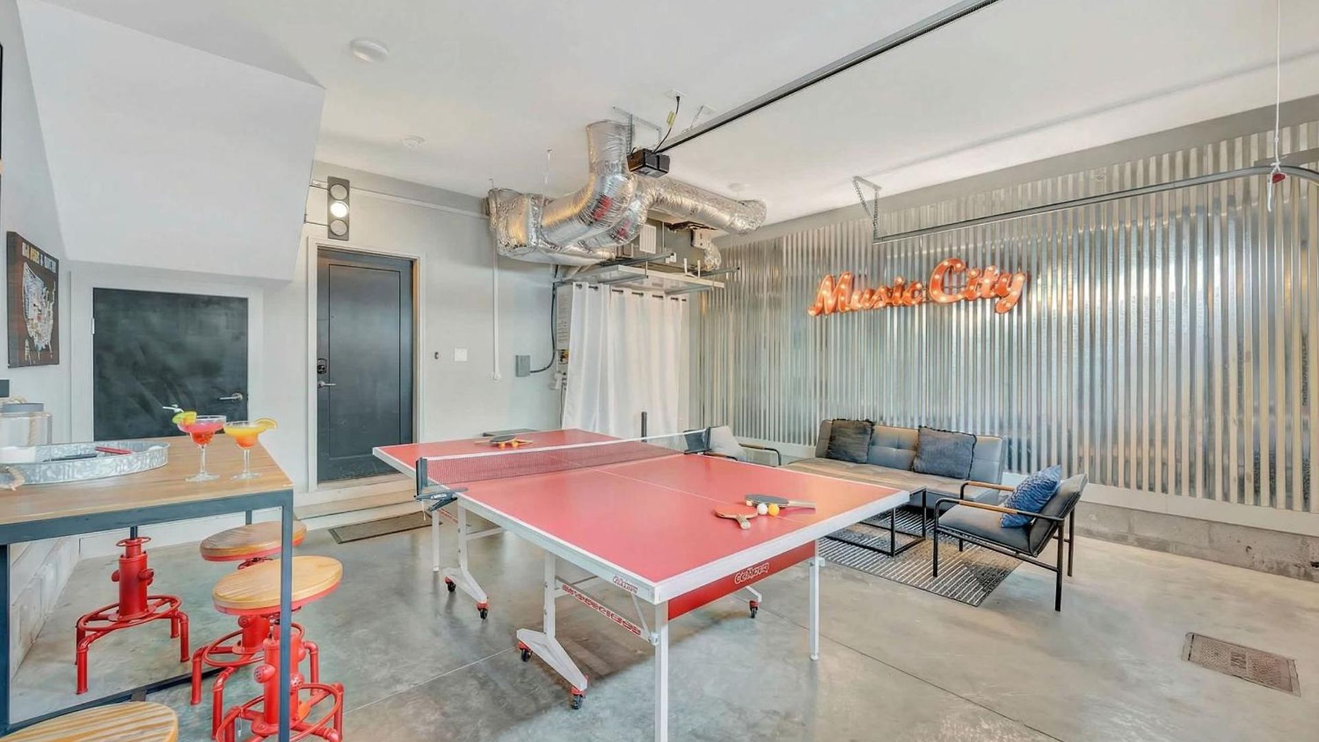 Rooftop Deck Grill Ping Pong Near Downtown Holiday home *