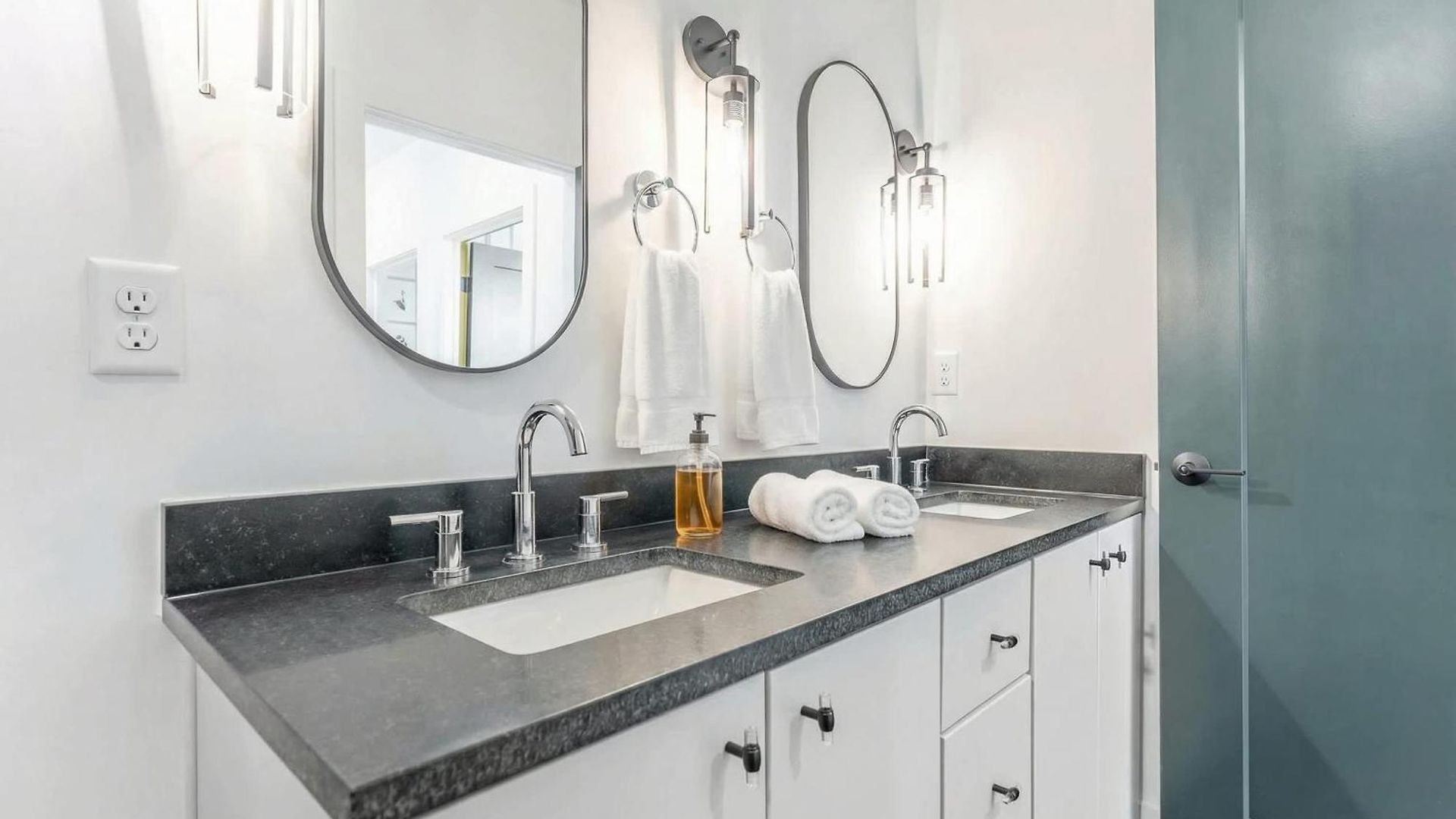Luxe 4br Retreat With Rooftop Fire Pit & Garage Holiday home *