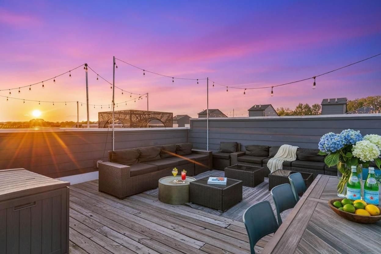 Rooftop Deck 2 Car Garage Near Downtown Nashville