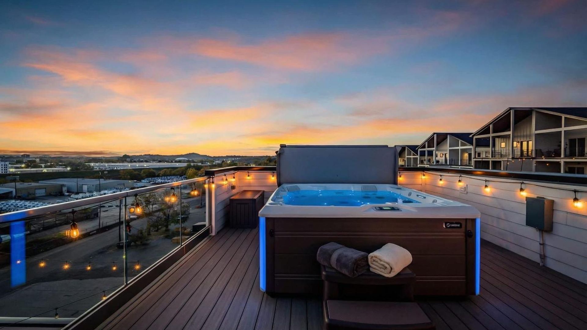 Holiday home Disco Themed Hot Tub & Rooftop Decks In Nashville