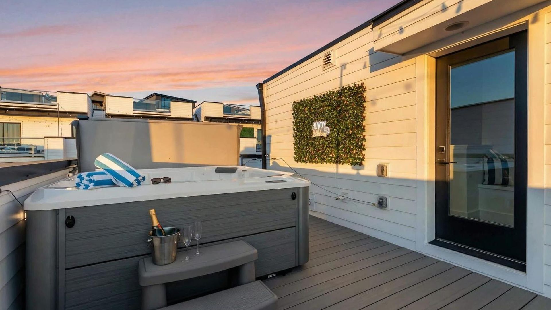 Downtown Hot Tub Game Karaoke Holiday home *