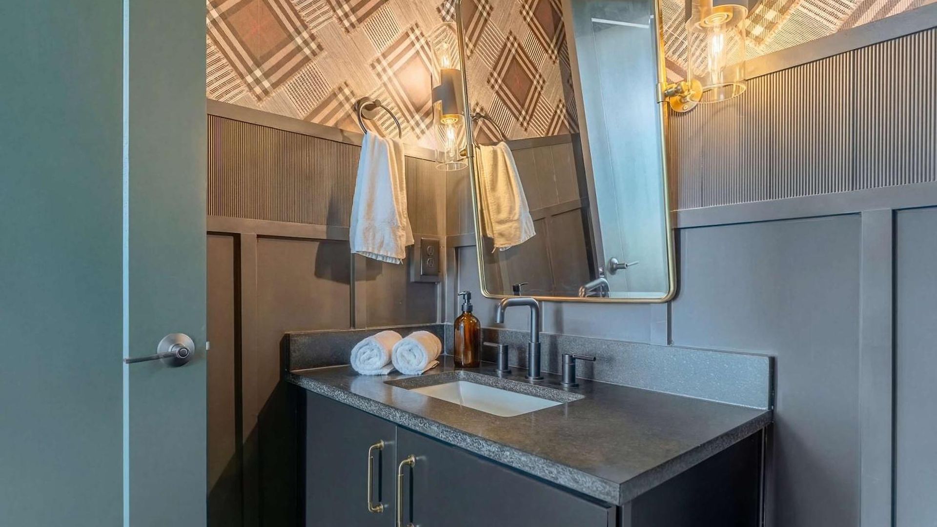 Luxe 4br Retreat With Rooftop Fire Pit & Garage Nashville