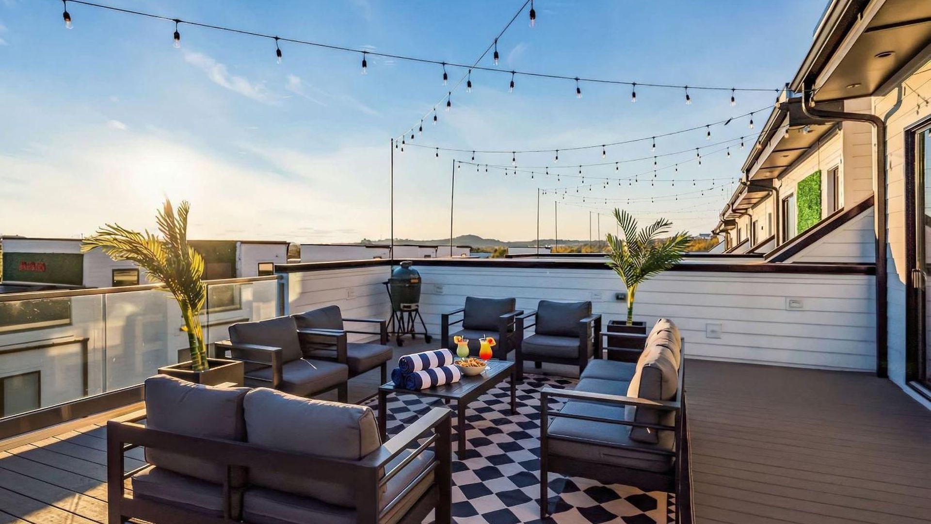 Holiday home Rooftop Hot Tub Views Pac-man Pool Table *