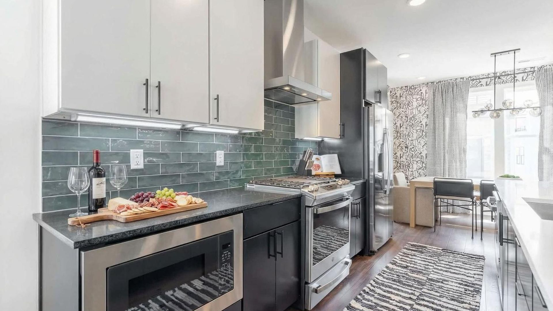 Holiday home Luxe 4br Retreat With Rooftop Fire Pit & Garage