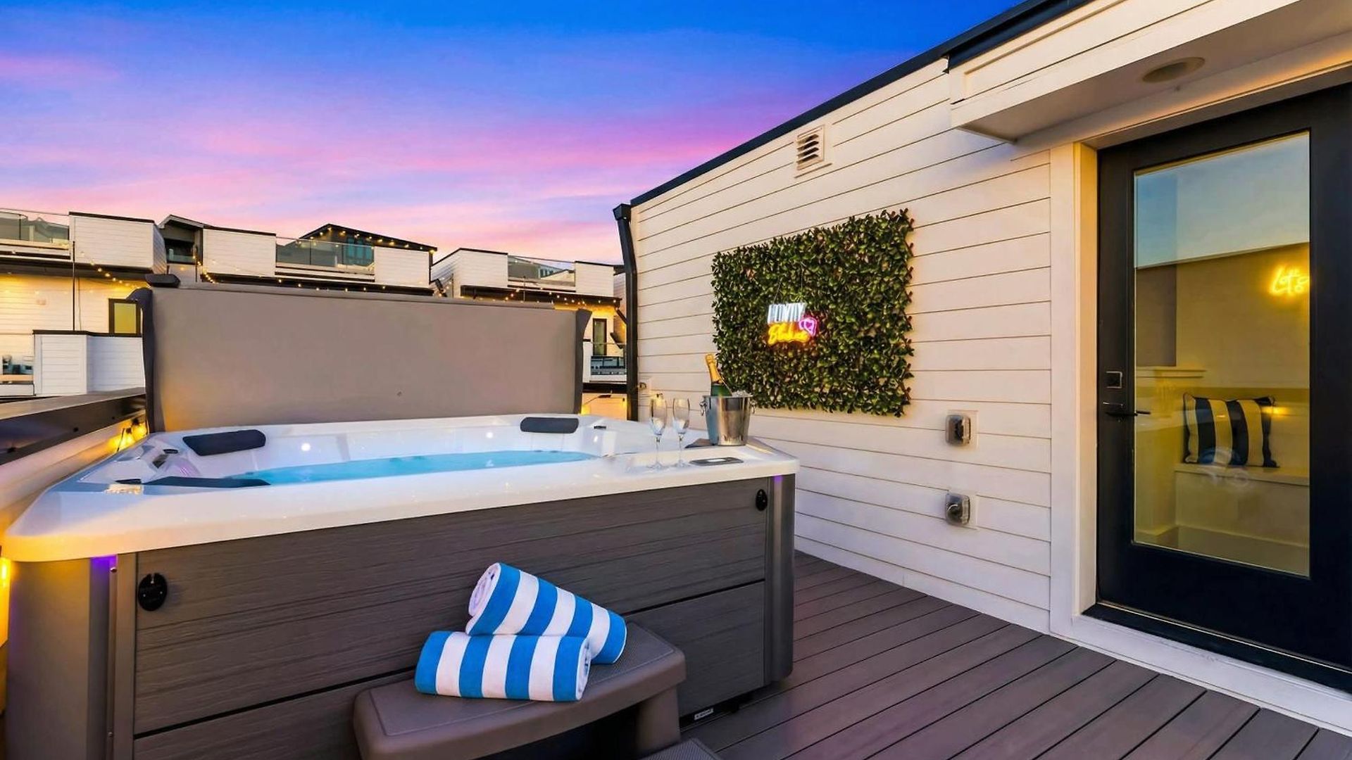 Holiday home Downtown Hot Tub Game Karaoke *