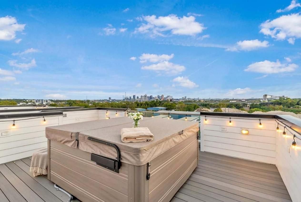 Double Rooftop Decks Hot Tub Karaoke *