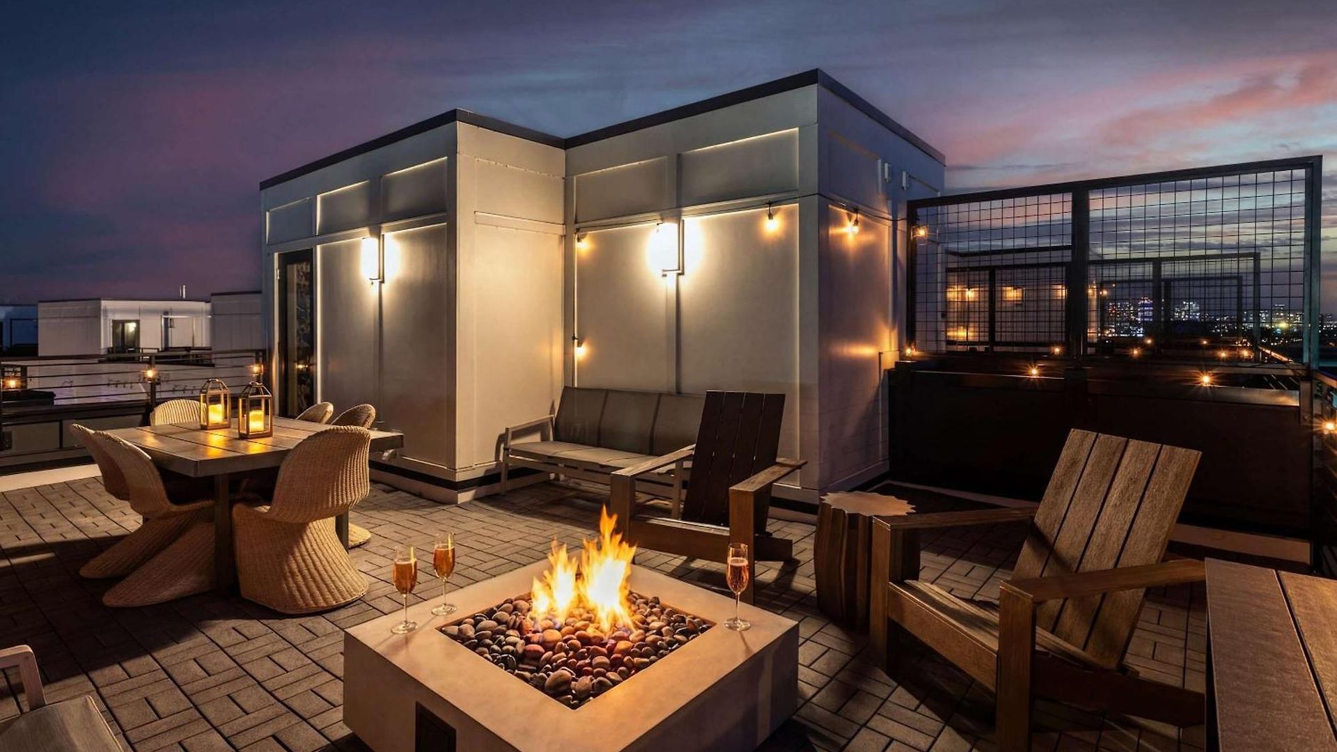 Luxe 4br Retreat With Rooftop Fire Pit & Garage
