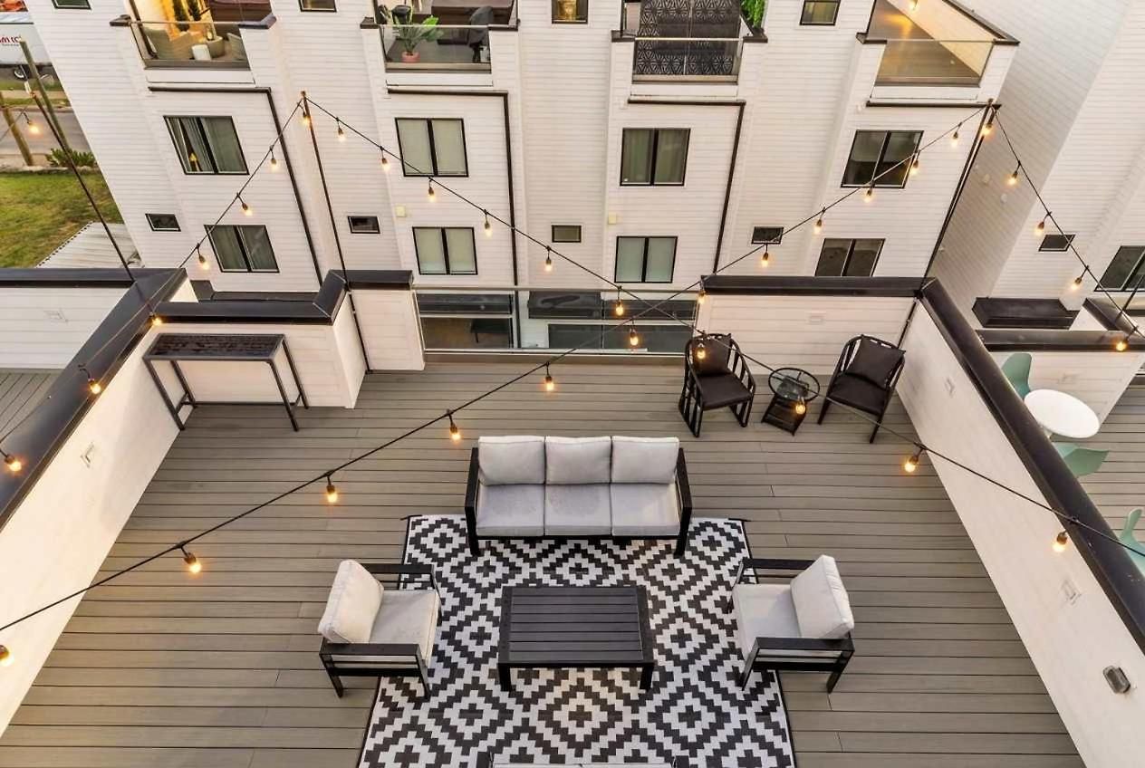Double Rooftop Decks Hot Tub Karaoke