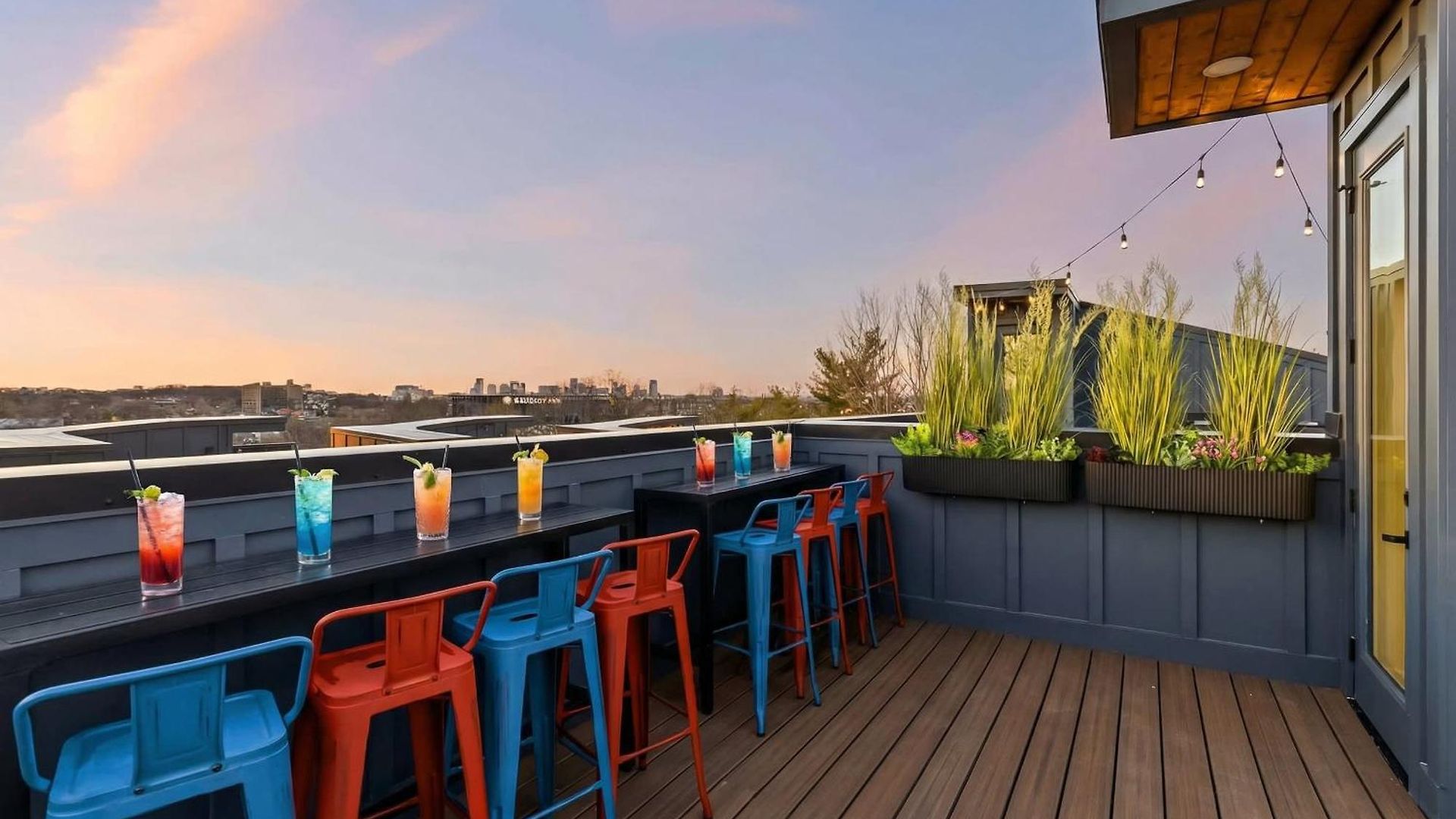Hot Tub Poker Pool Table & Rooftop Mls View *