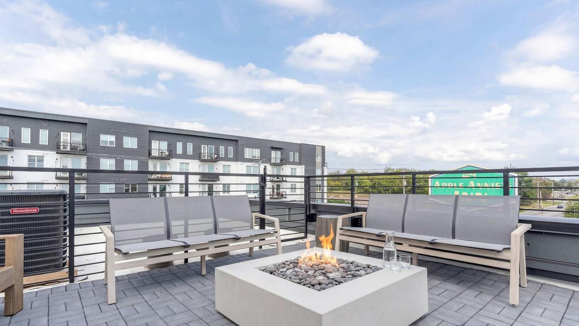 Holiday home Luxe 4br Retreat With Rooftop Fire Pit & Garage