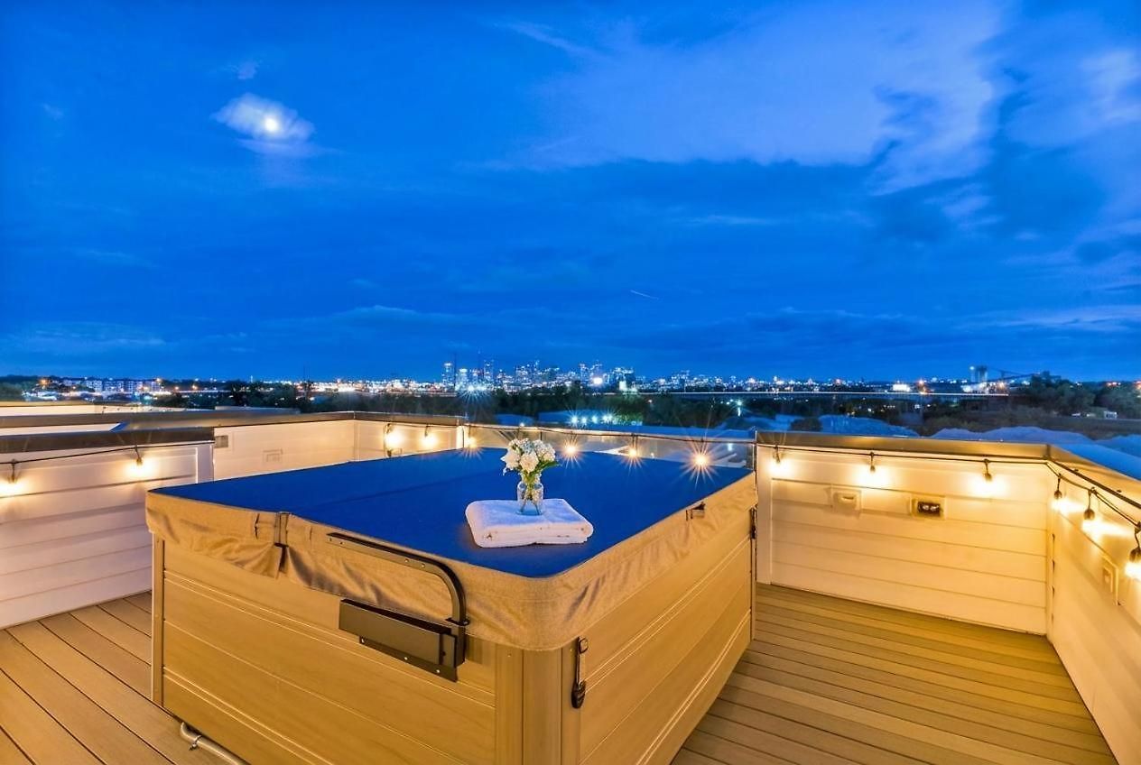 Holiday home Double Rooftop Decks Hot Tub Karaoke *