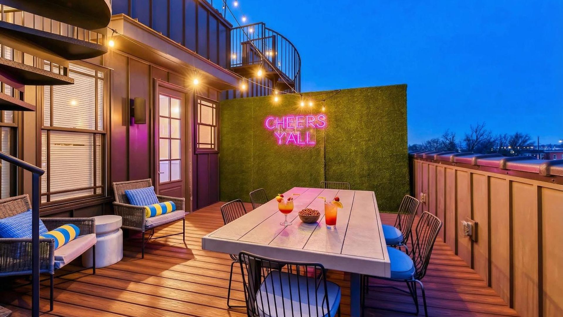 Holiday home Skyline Views With Double Rooftop Deck & Game
