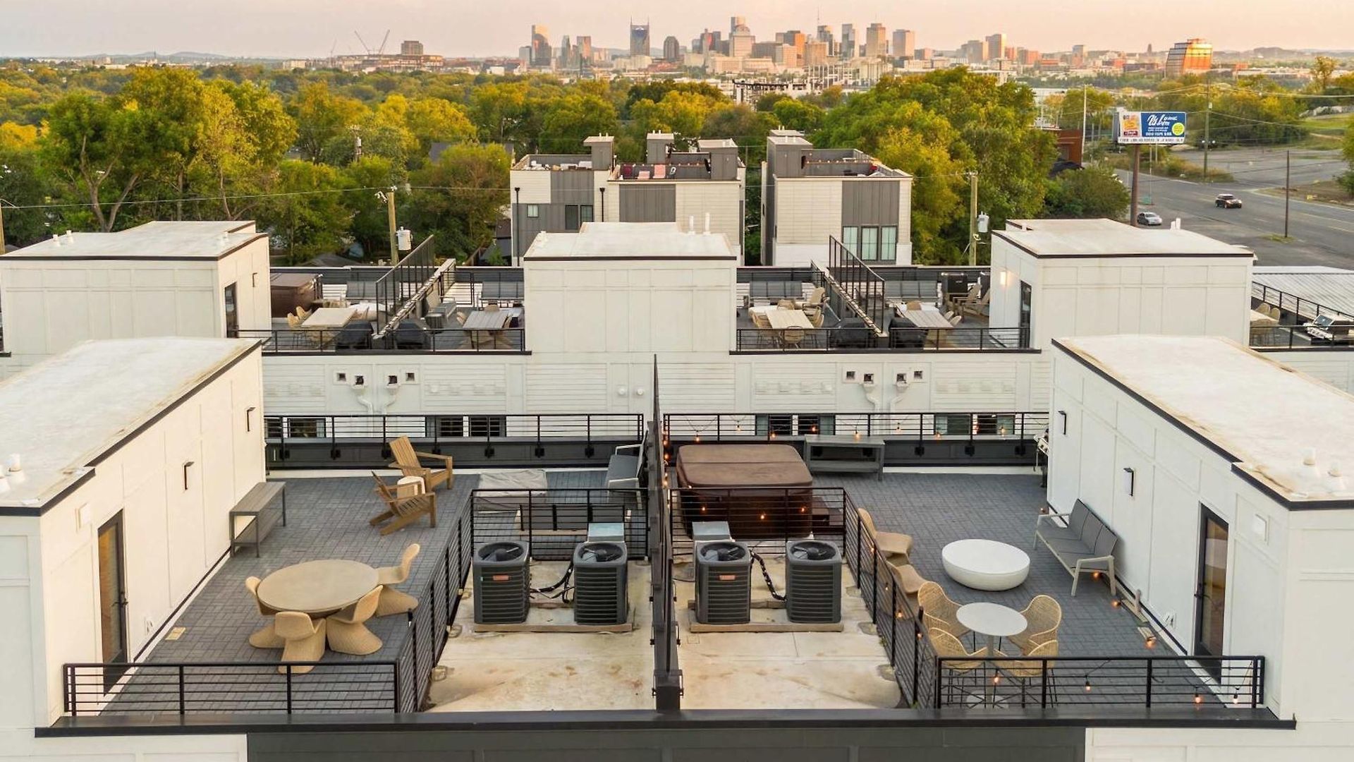 Luxe 4br Retreat With Rooftop Fire Pit & Garage