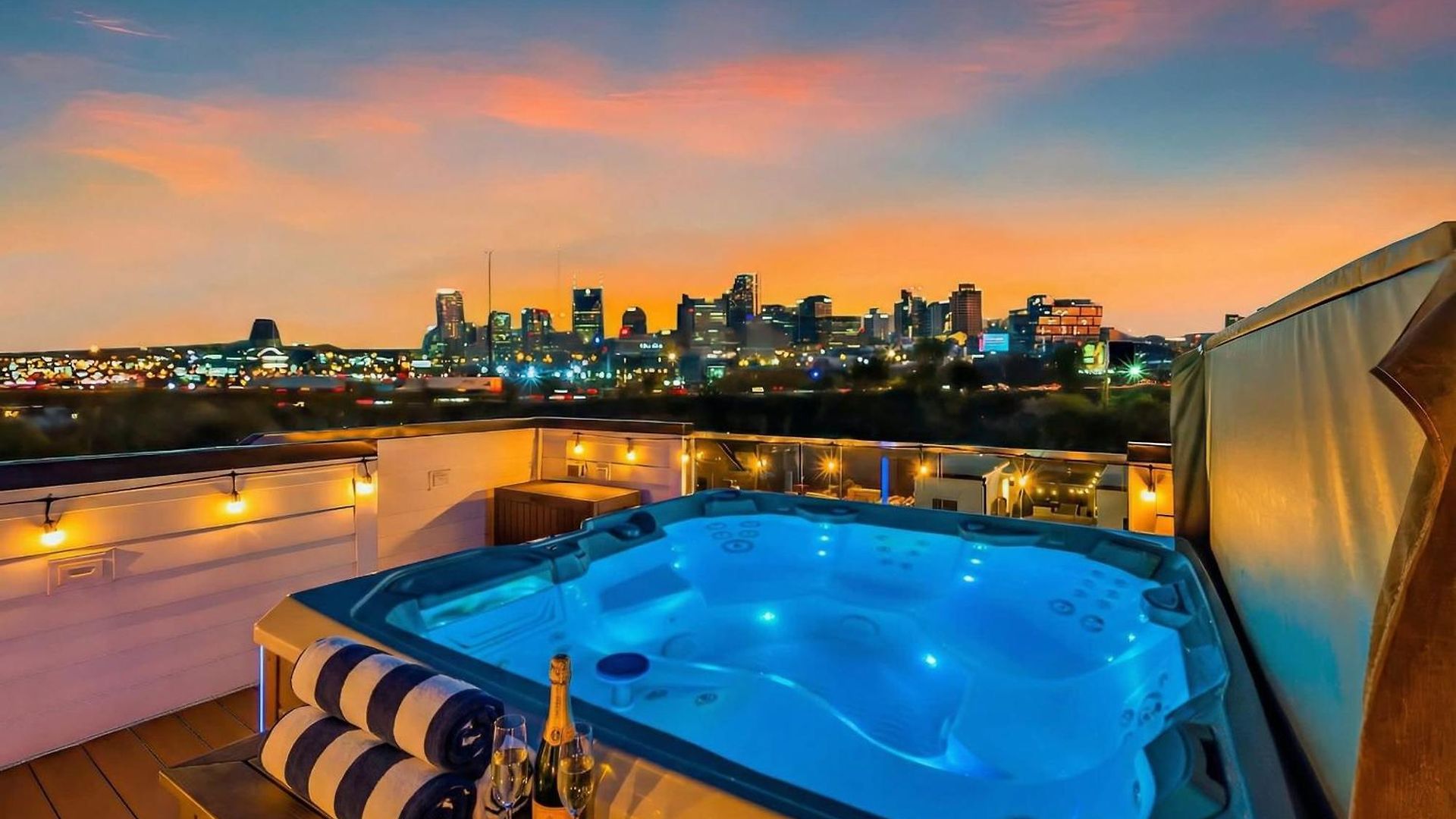 2 Hot Tubs Karaoke Game Downtown Holiday home