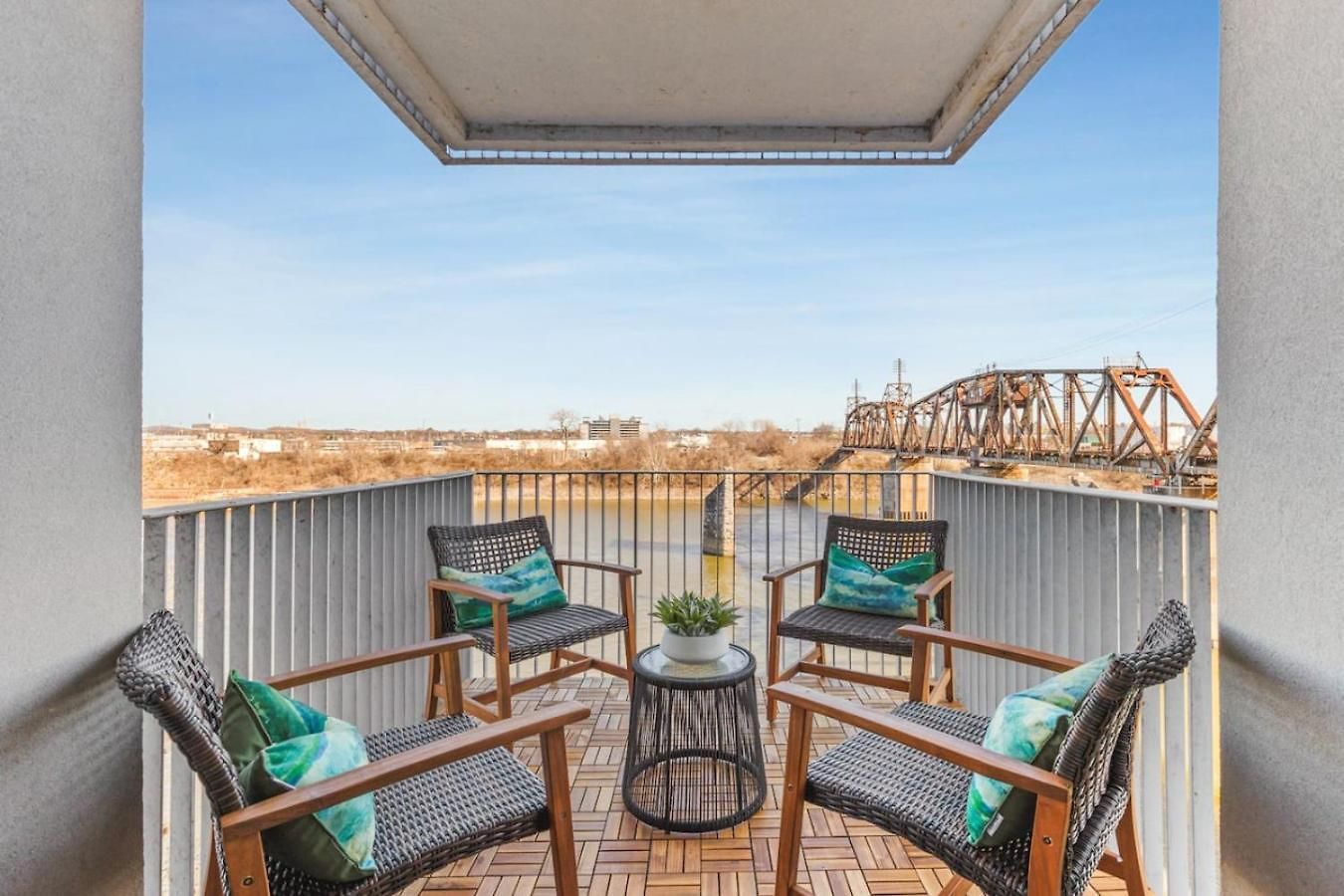 Riverfront Walk To Downtown With Garage Parking