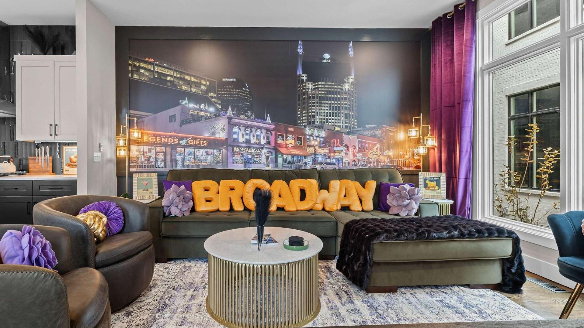 Broadway Honky Tonk Haven With Karaoke Stage! Holiday home