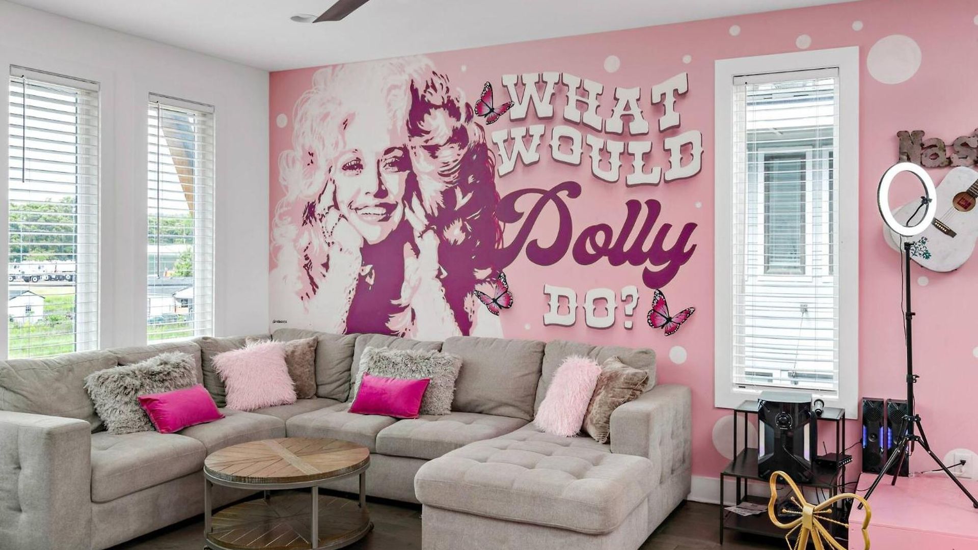 Hottub/karaoke-10m Dt-beg Your Parton? Dolly's Hm