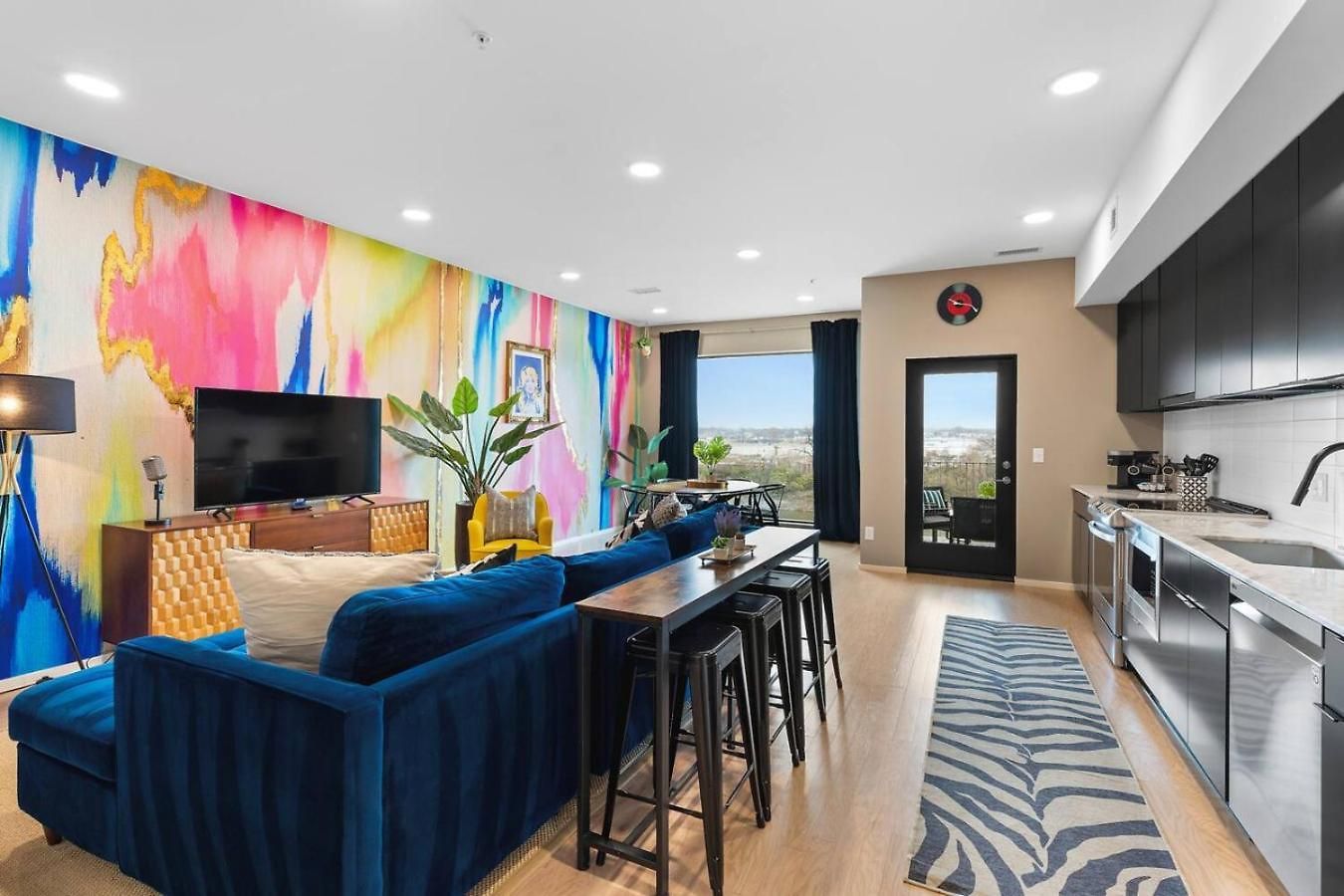 Riverfront Luxury - Walk To Downtown Broadway, Private Patio Holiday home *
