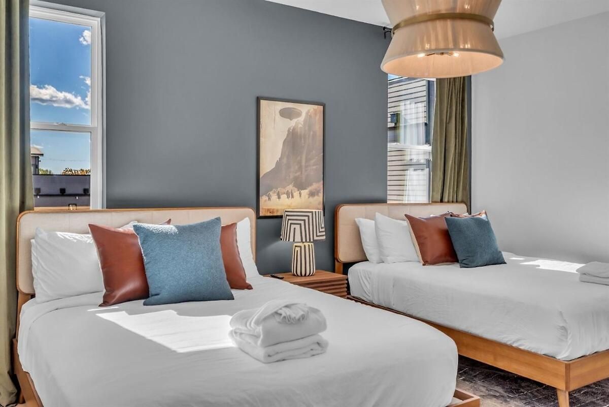 Stylish 5br Retreat W Rooftop Hot Tub Holiday home *