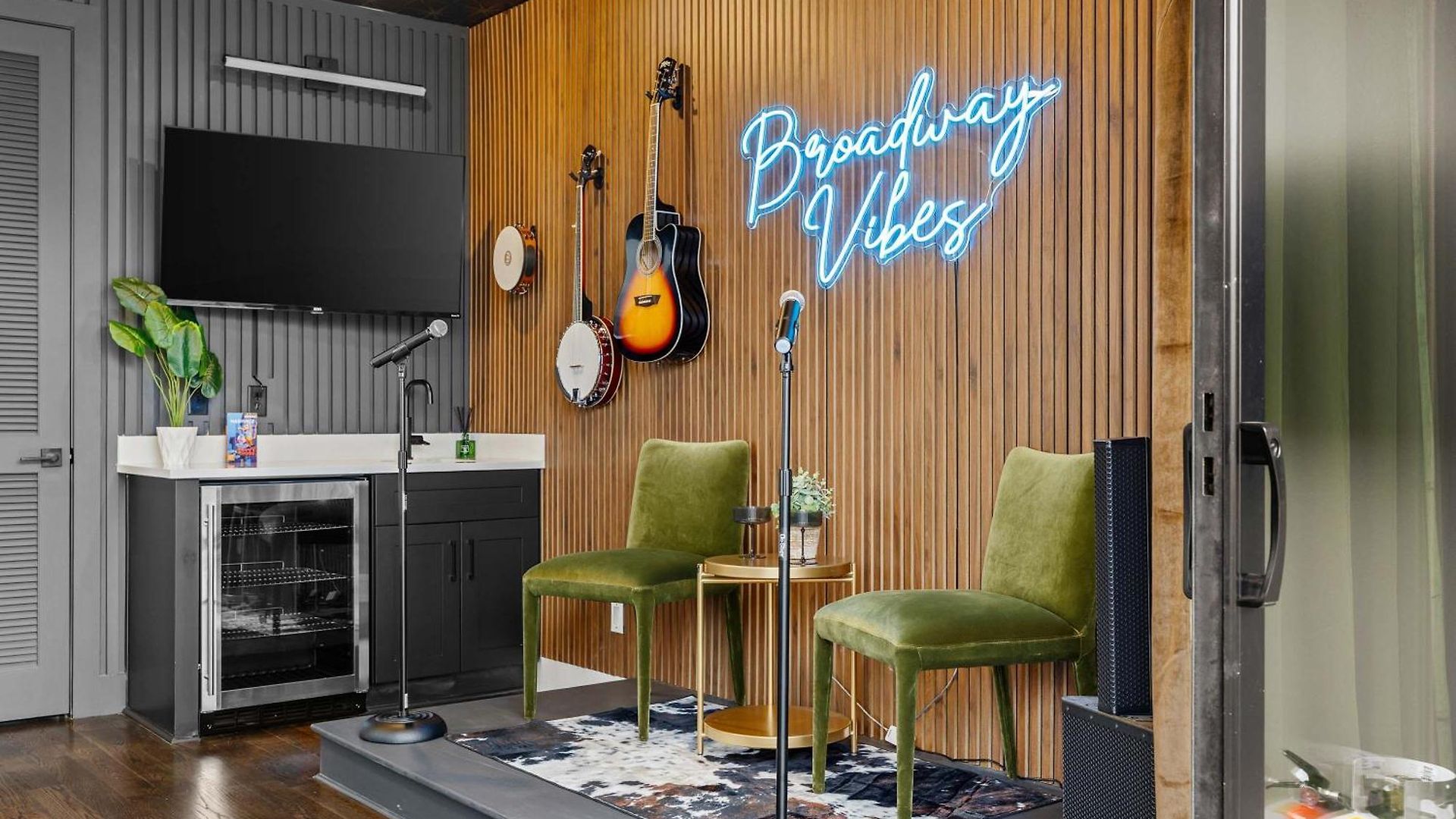 Holiday home Broadway Honky Tonk Haven With Karaoke Stage!