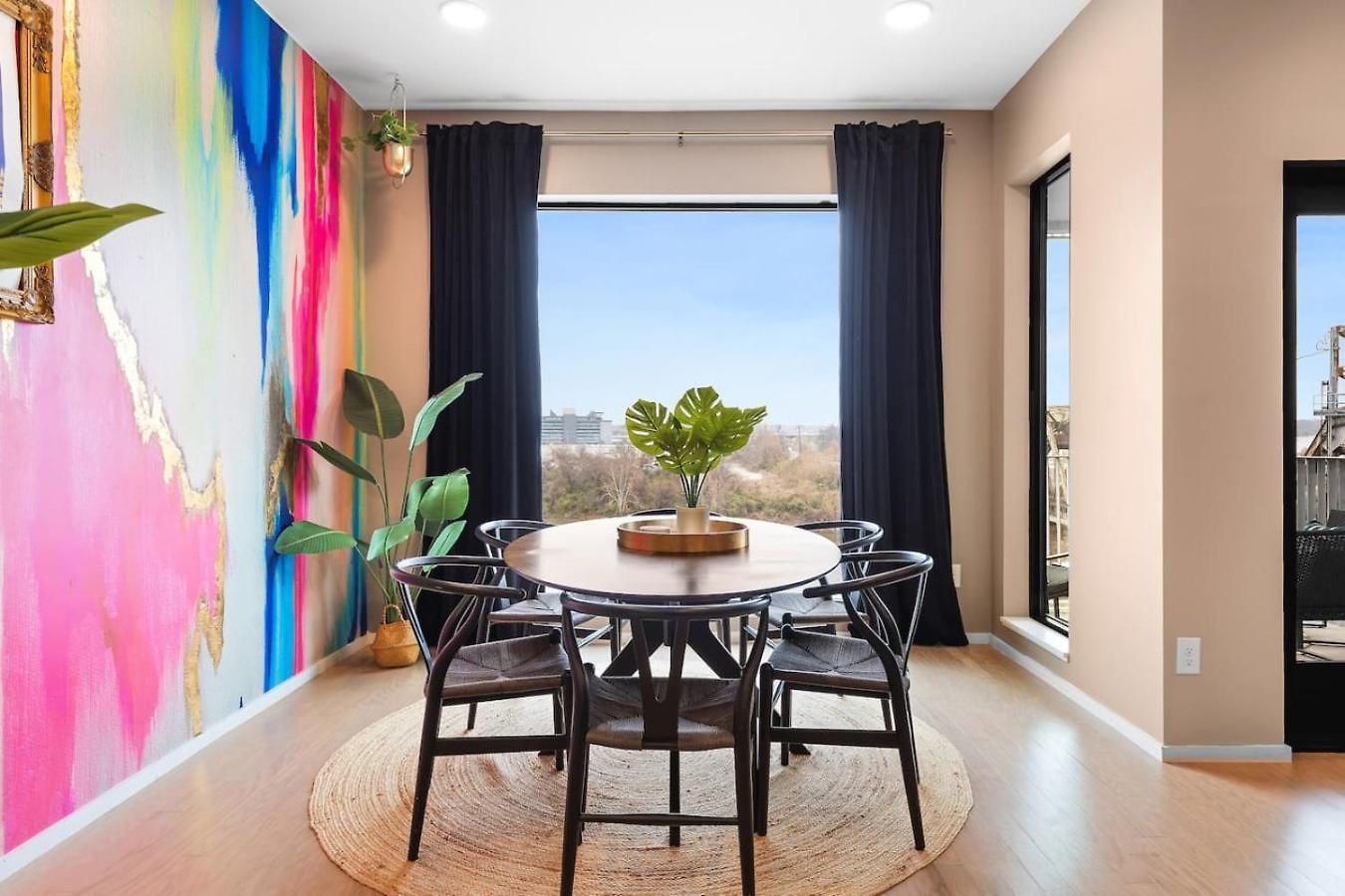 Riverfront Luxury - Walk To Downtown Broadway, Private Patio Holiday home *