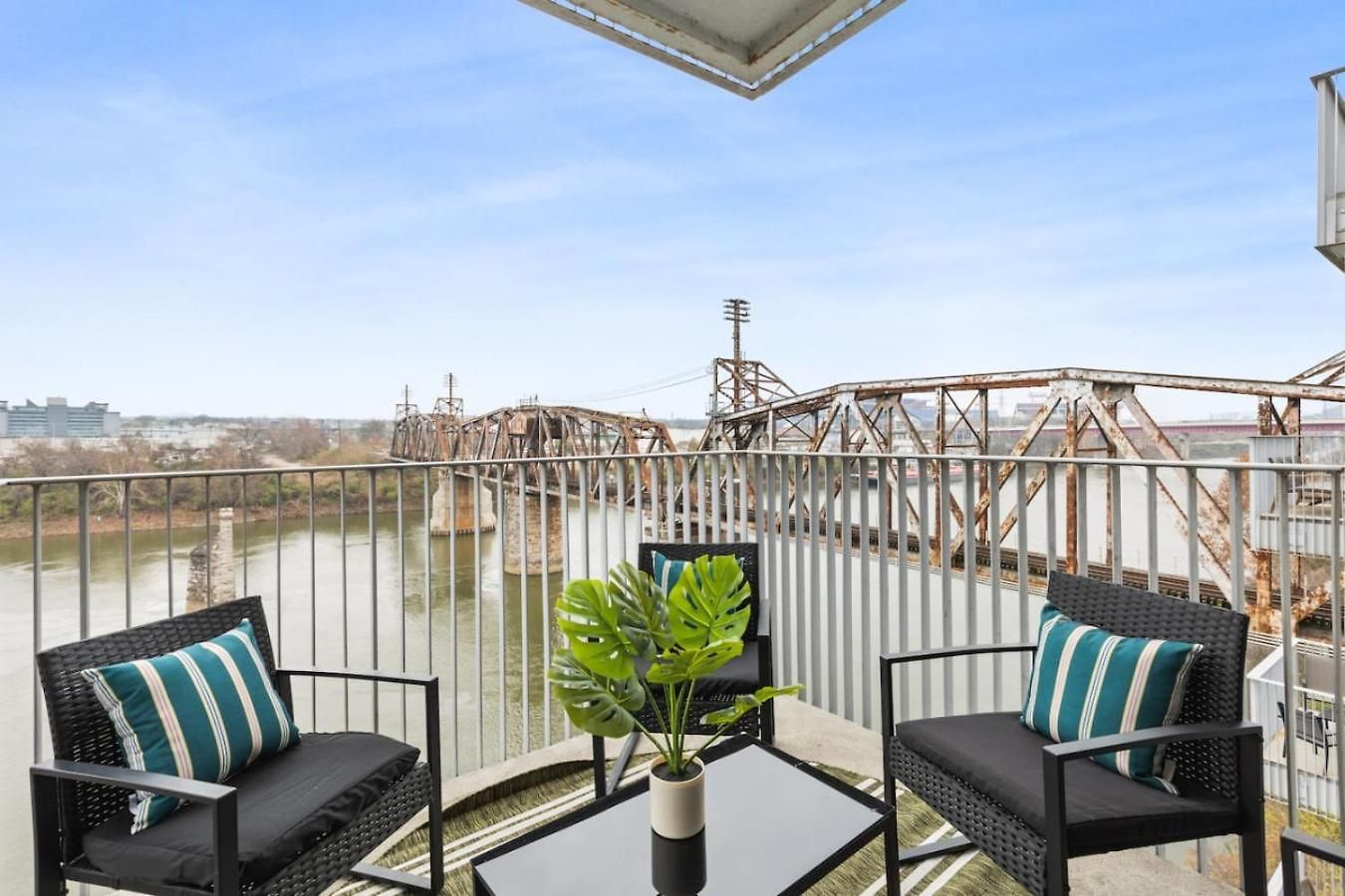 Riverfront Luxury - Walk To Downtown Broadway, Private Patio Nashville