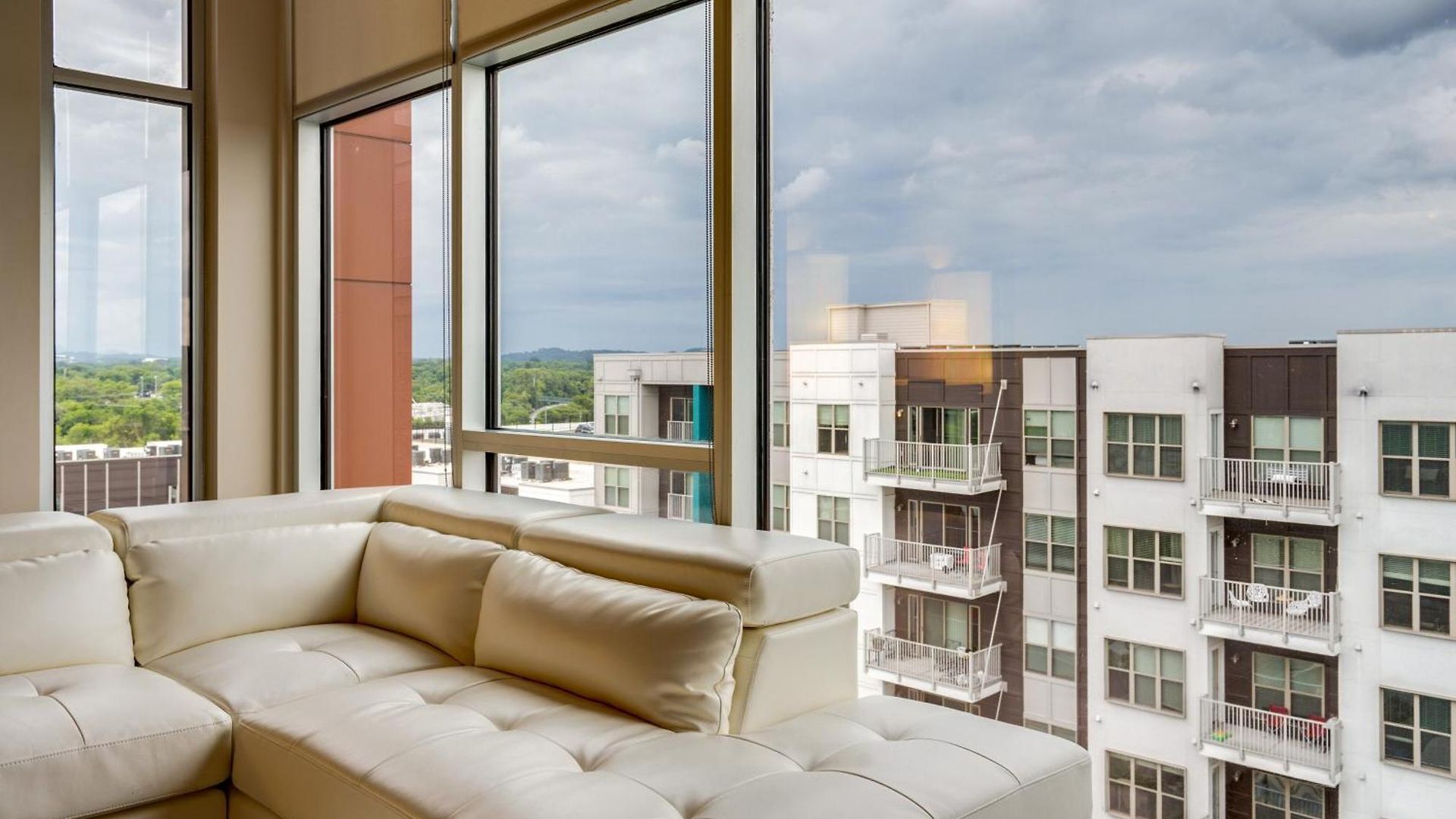 Floor Living 1br 30 Day Min With Rooftop Deck Holiday home Nashville