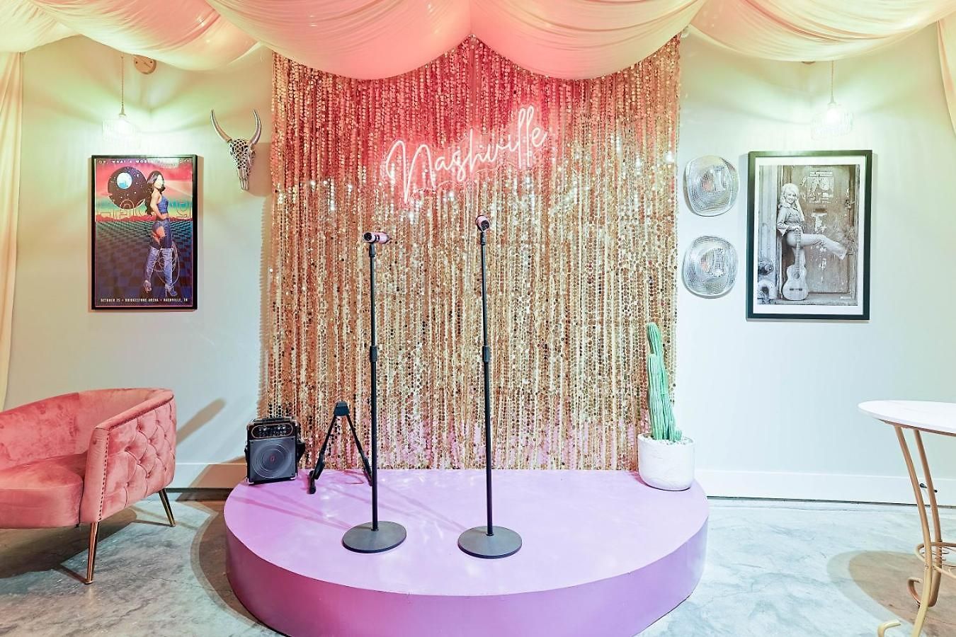 Holiday home Glam Bachelorette Stage & Neon Vibes
