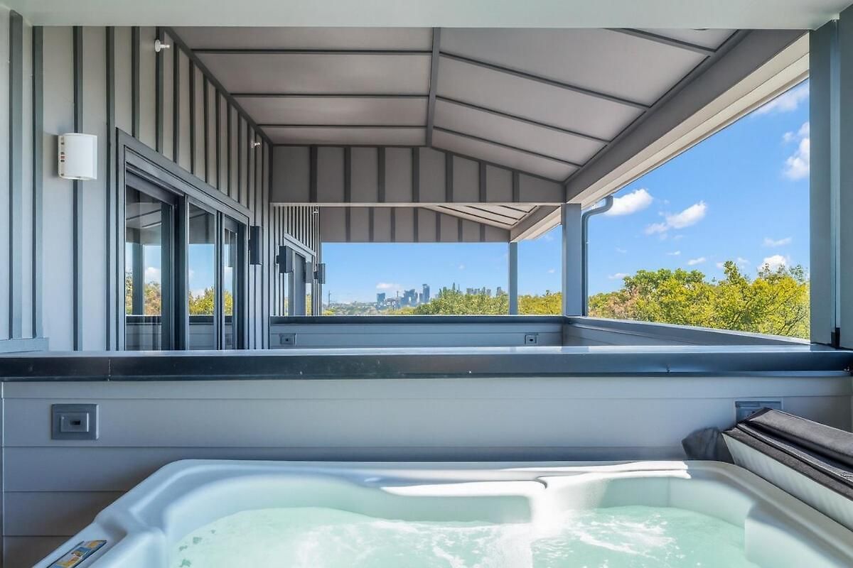 Stylish 5br Retreat W Rooftop Hot Tub Holiday home