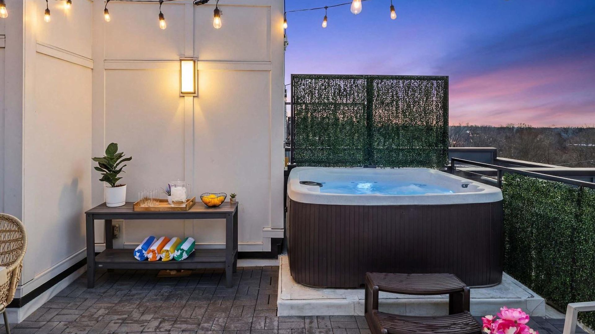 Rooftop Hot Tub Views Parking Mins To Bway Holiday home *