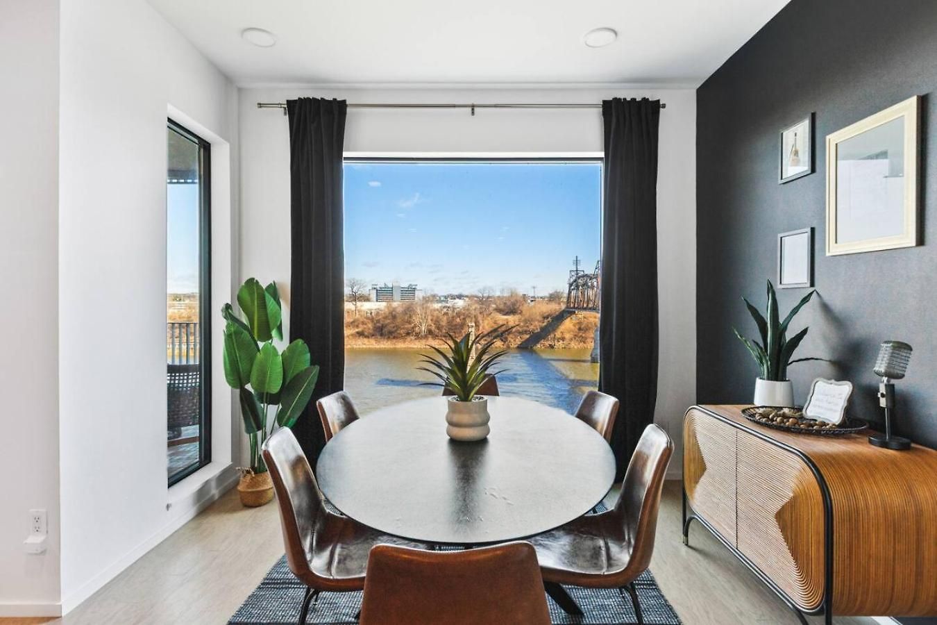 Riverfront Walk To Downtown With Garage Parking *