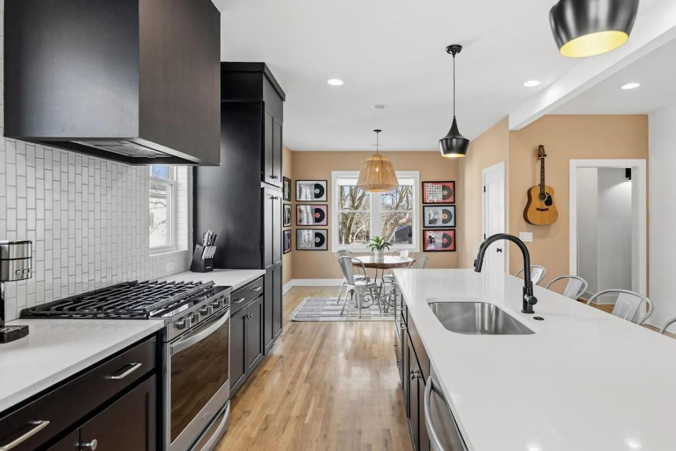 Modern House By Downtown With Garage And Fenced-in Yard Holiday home *