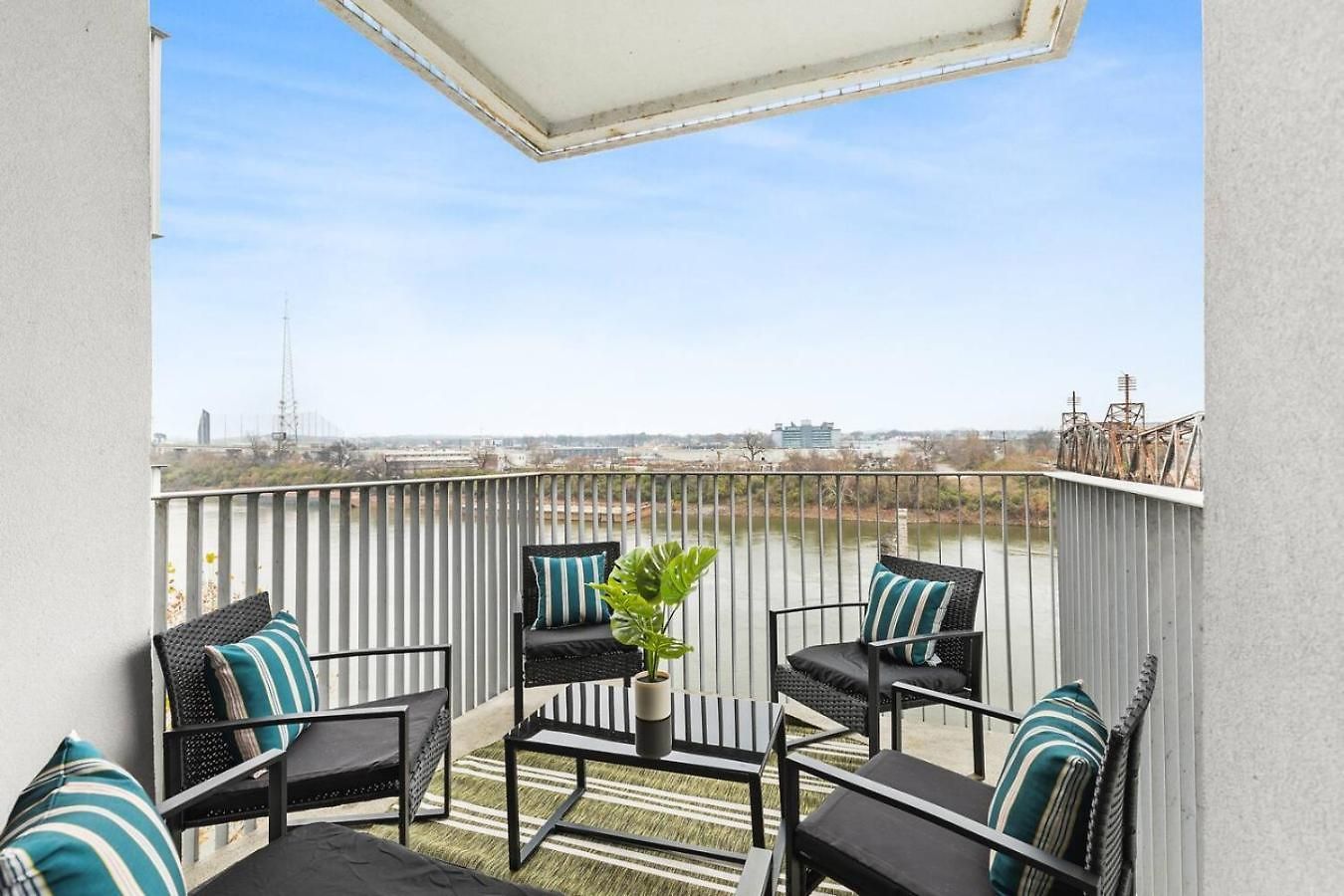 Riverfront Luxury - Walk To Downtown Broadway, Private Patio * Nashville