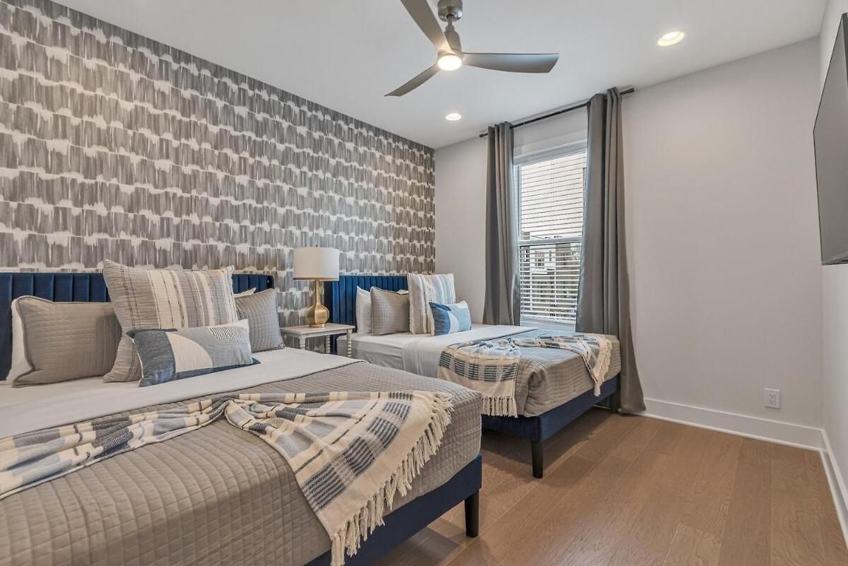 Combined Townhome With 26 Beds - 2 Rooftops! Holiday home *