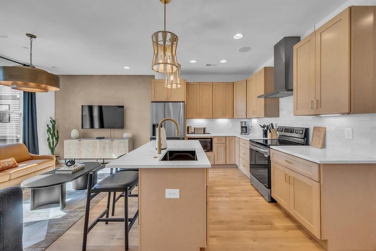 Stylish 5br Retreat W Rooftop Hot Tub Holiday home