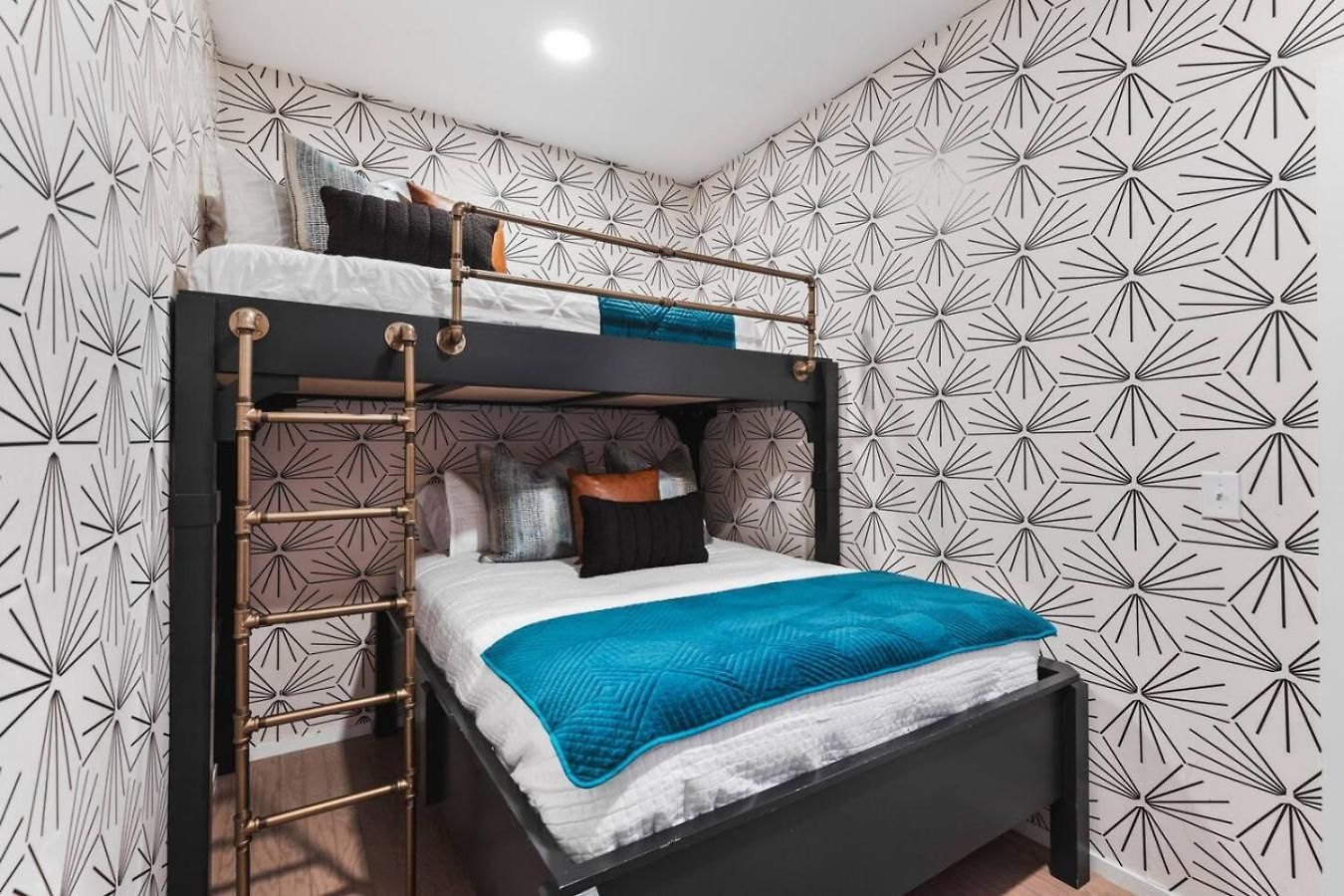 Riverfront Walk To Downtown With Garage Parking Holiday home