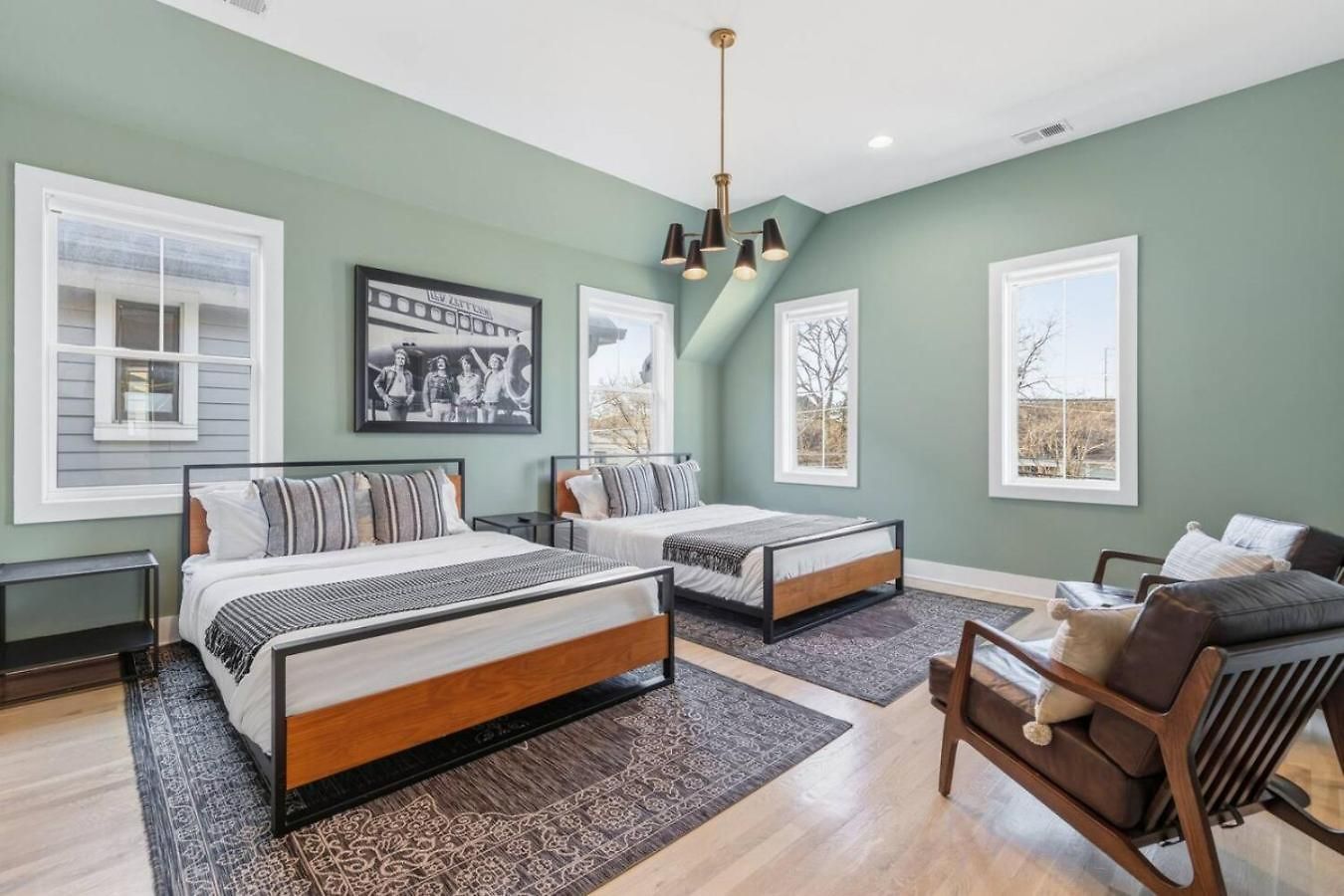 Modern House By Downtown With Garage And Fenced-in Yard Holiday home *