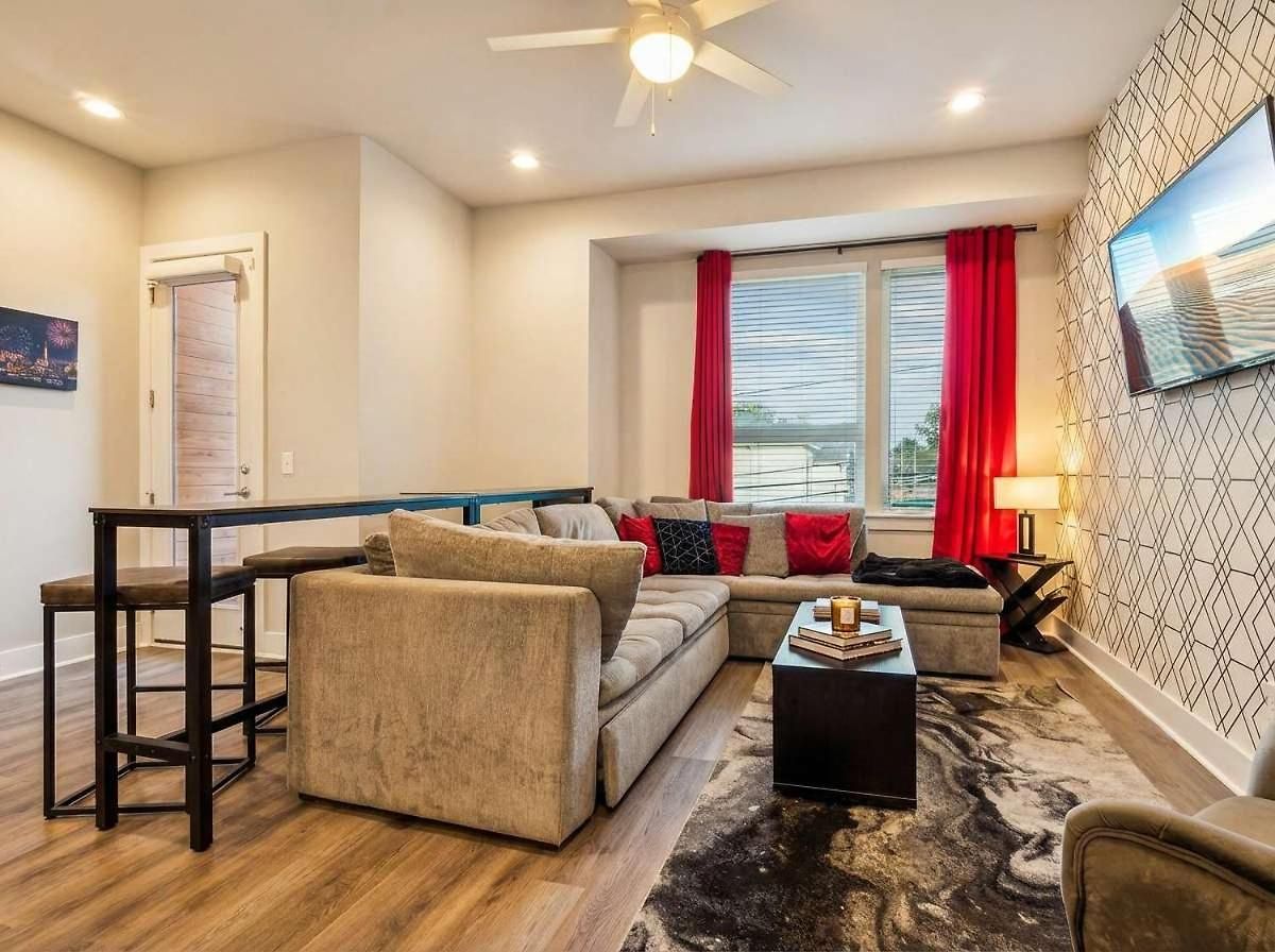 Private With Rooftop Game Near Downtown Holiday home Nashville