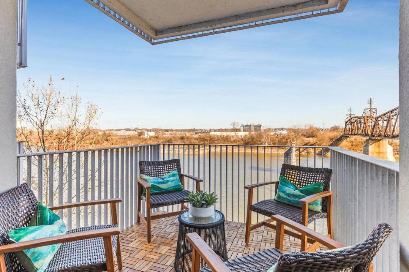 Riverfront Walk To Downtown With Garage Parking Holiday home
