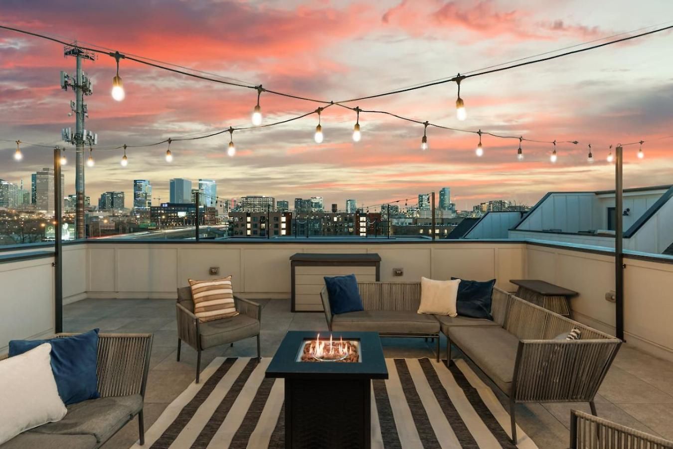 Holiday home View Only 1 Mile To Downtown With Garage And Rooftop *